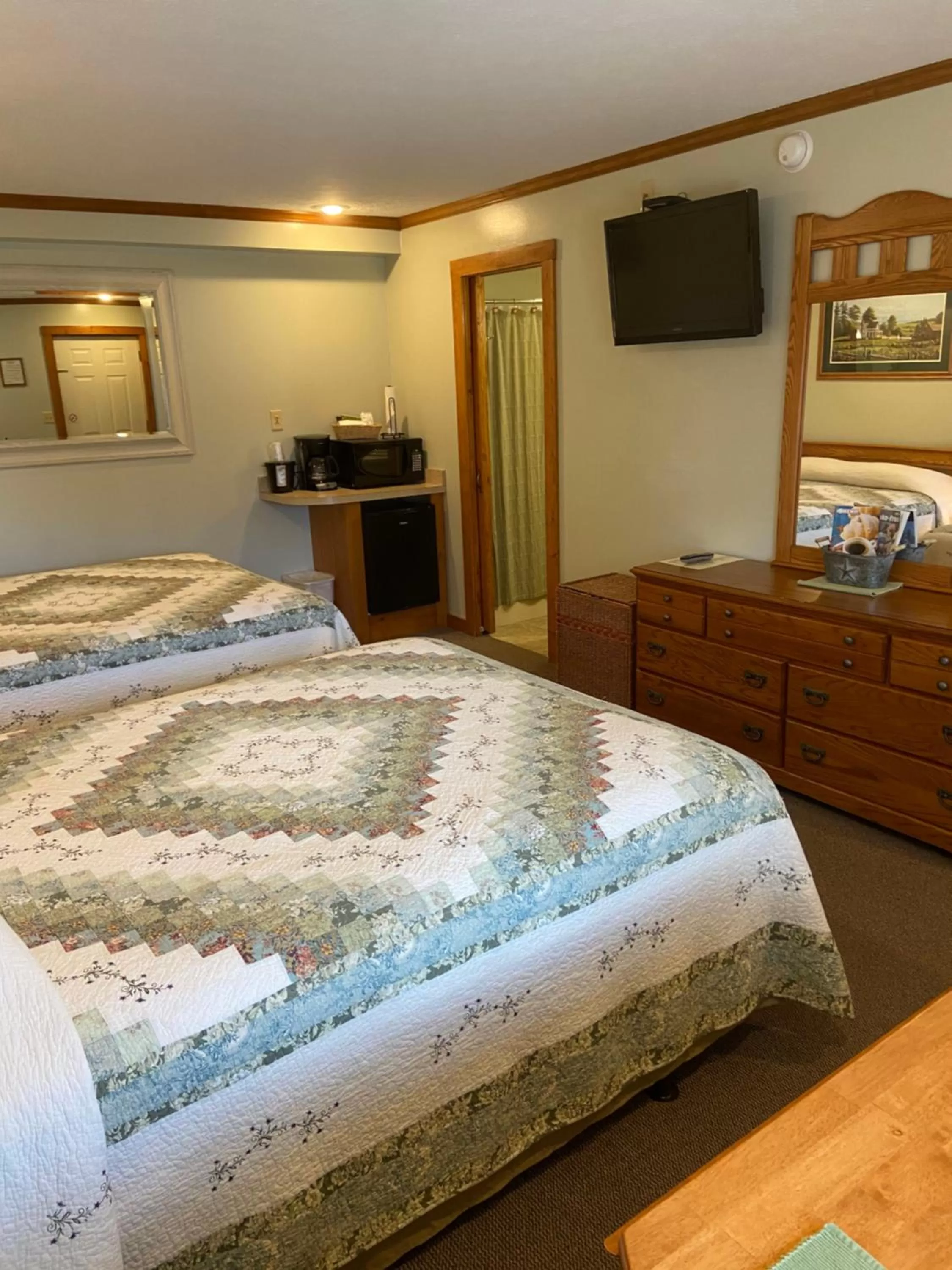 Photo of the whole room, Bed in The Garrett Inn