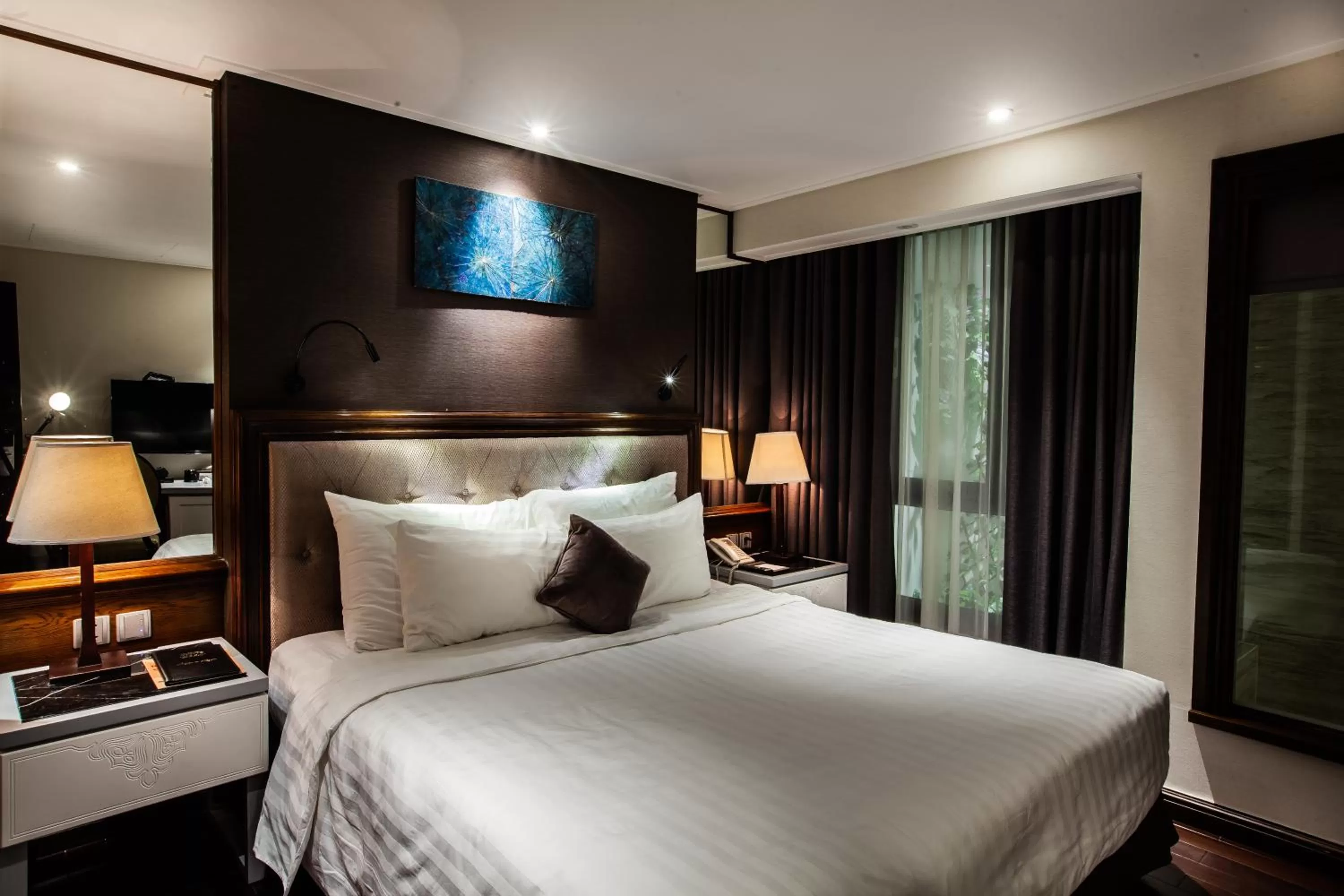 Bed in The Chi Boutique Hotel