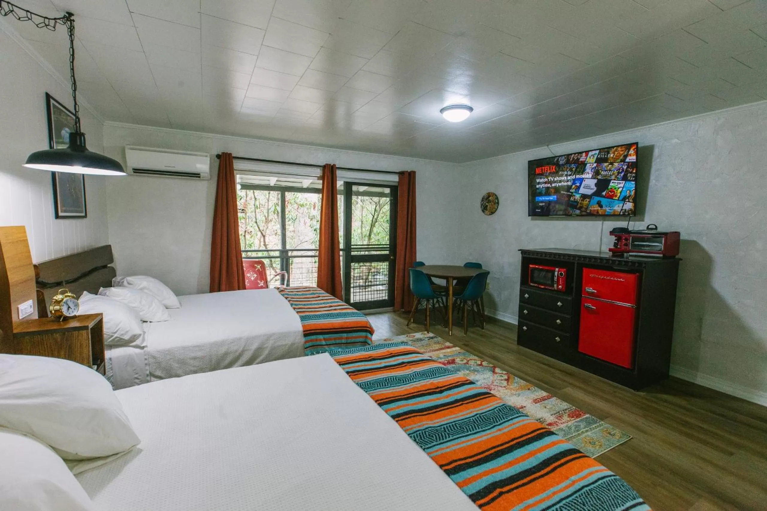 Photo of the whole room, Bed in Route 19 Inn