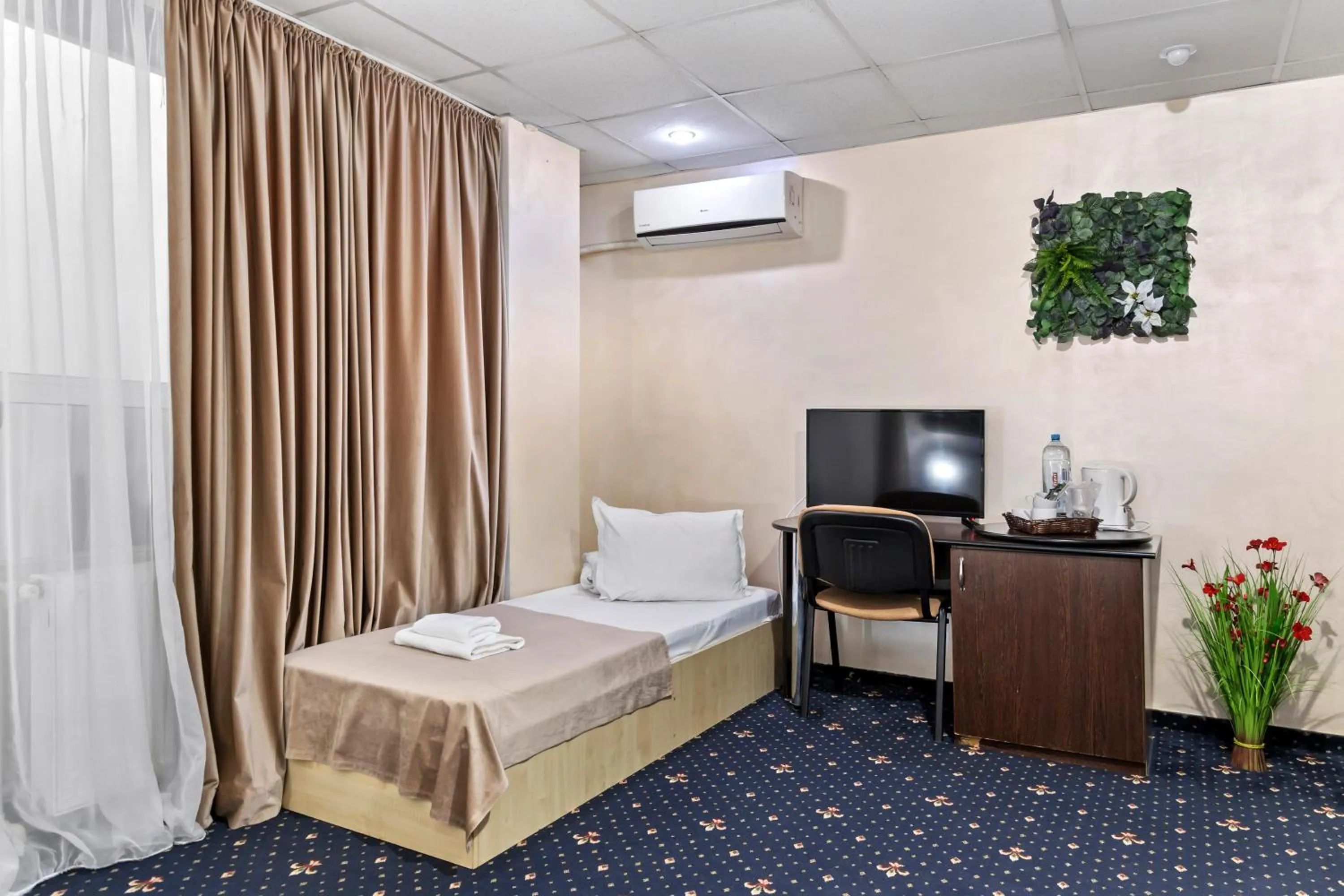Bed in Hotel Charter Otopeni
