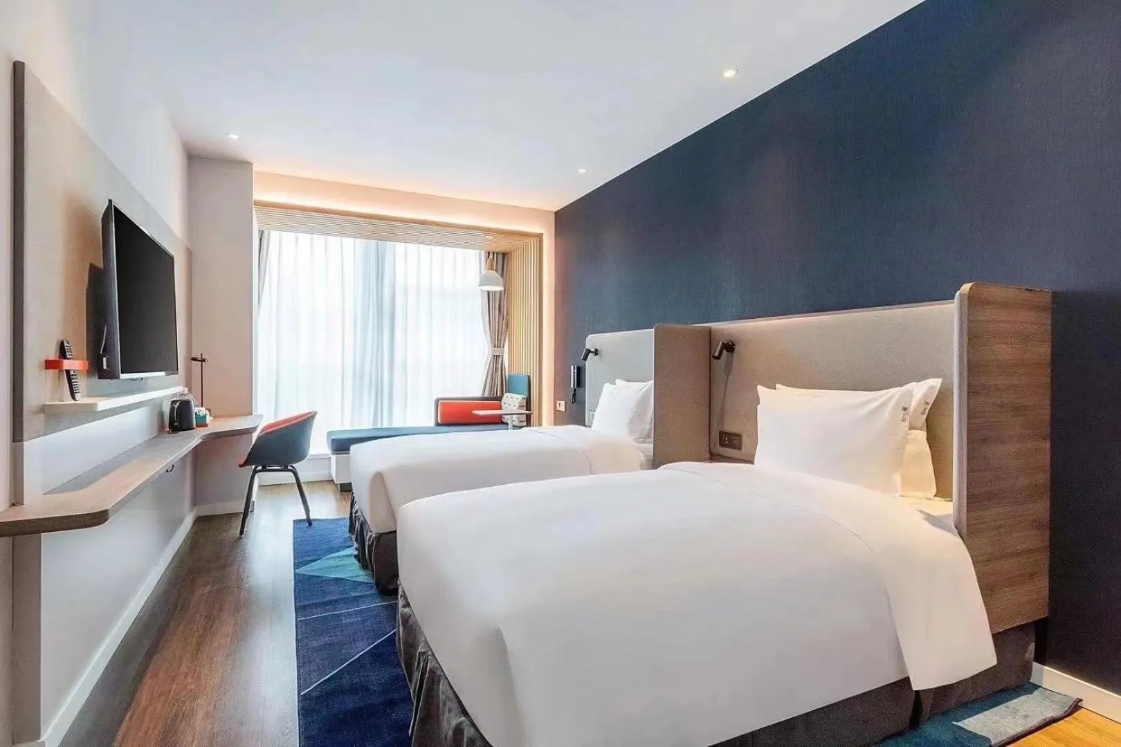 Photo of the whole room, Bed in Holiday Inn Express - Wuhan Optical Valley by IHG