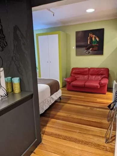 Seating area, Bed in Tolarno Hotel