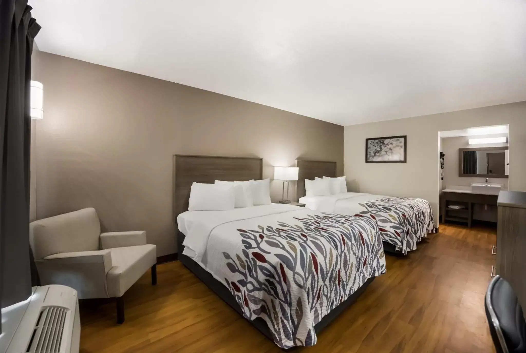 Deluxe Room with Two Queen Beds Smoke Free in Red Roof Inn & Suites Thomasville Deluxe Room with Two Queen Beds Smoke Free in Red Roof Inn & Suites Thomasville