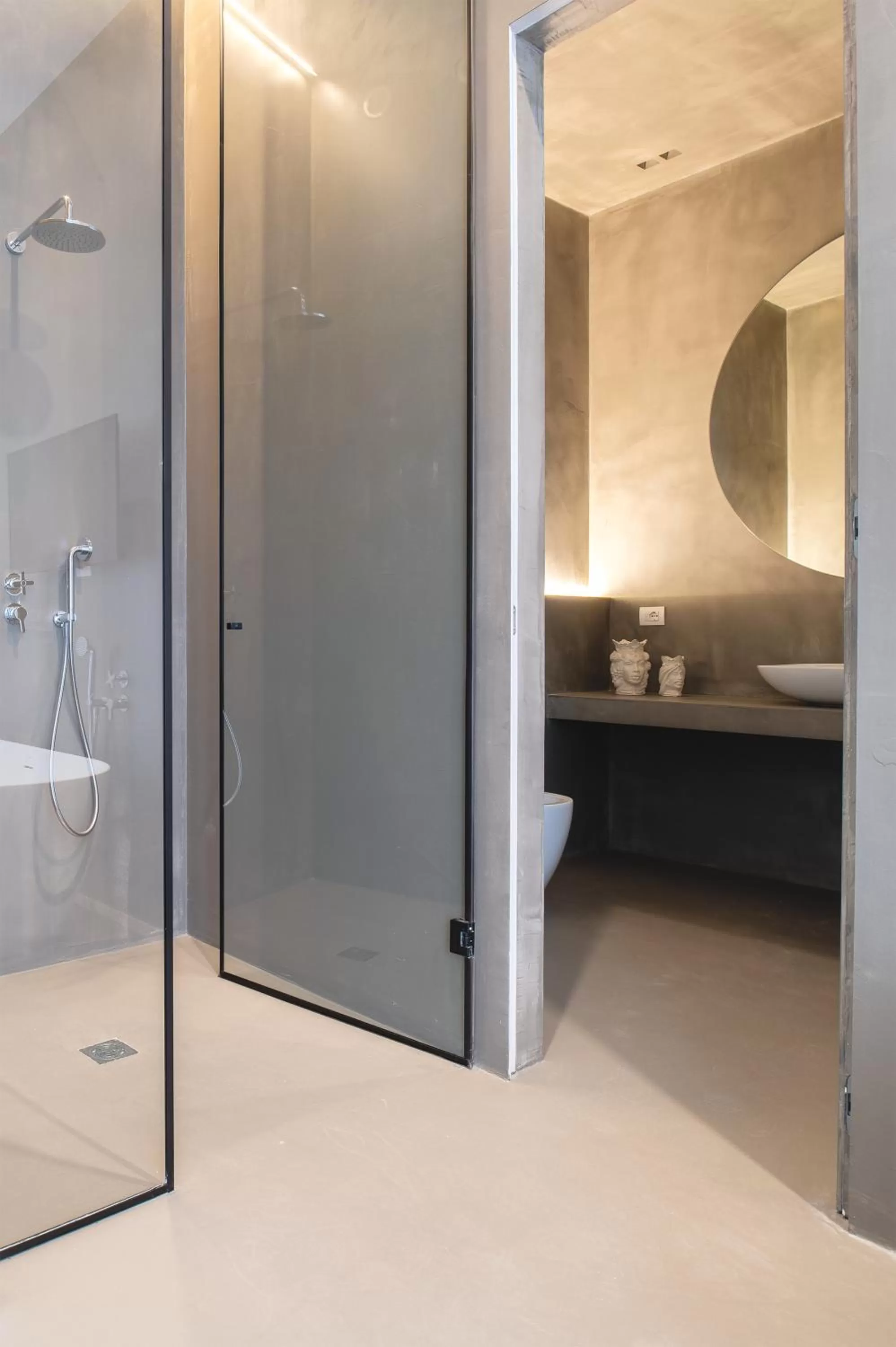 Bathroom in Ortigia's gate