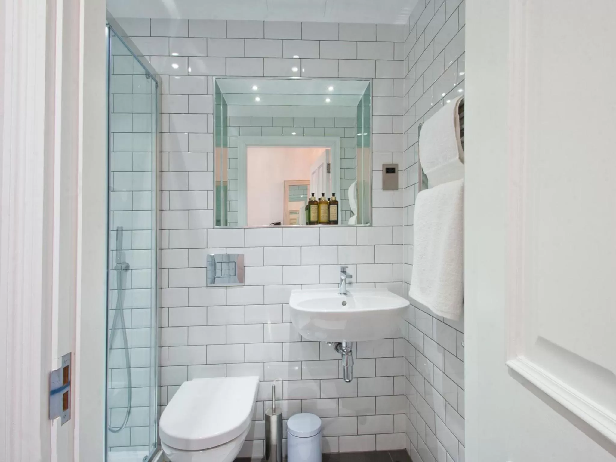 Bathroom in W12 Rooms
