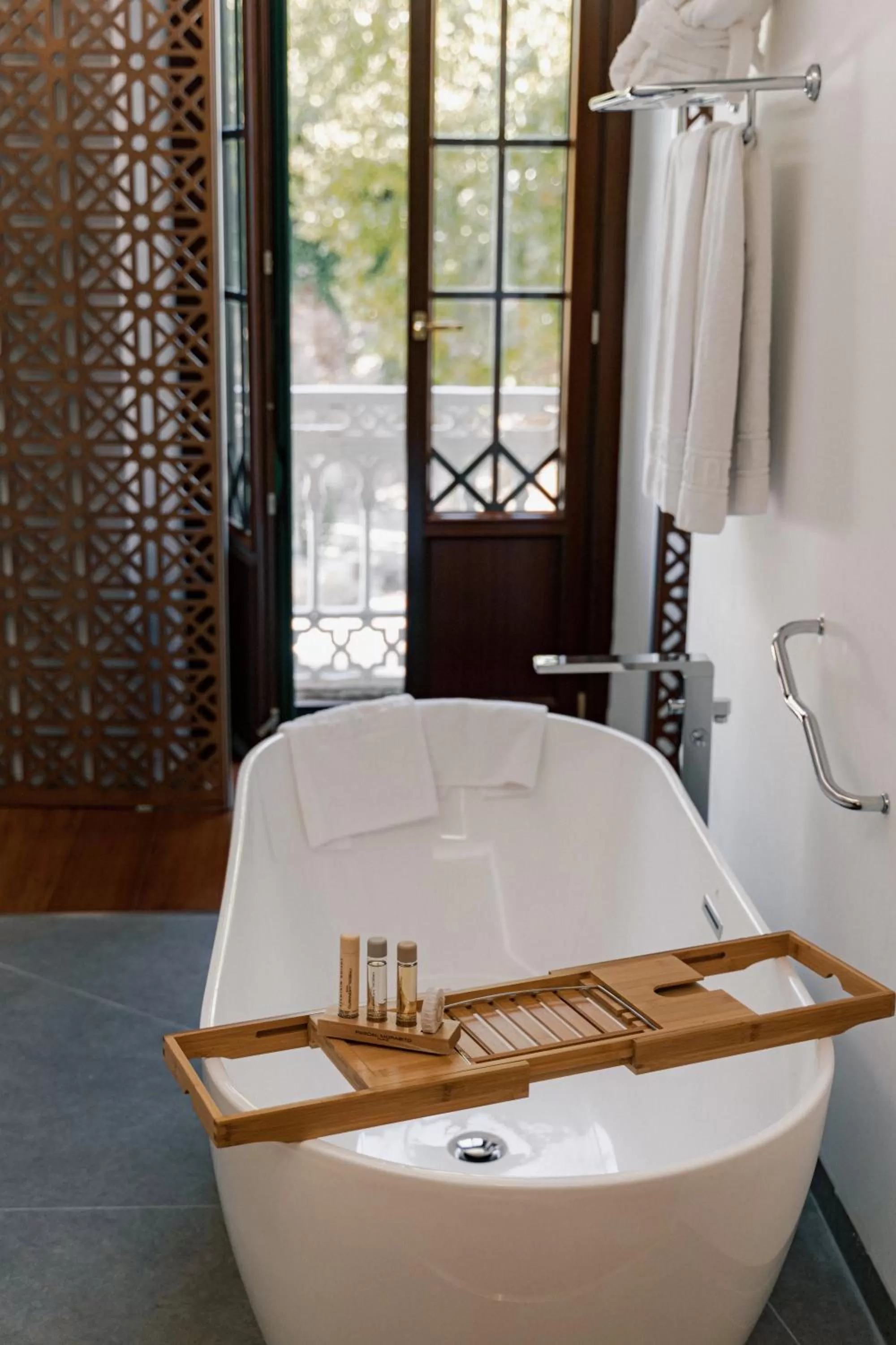 Bath in Alhambra Palace Hotel