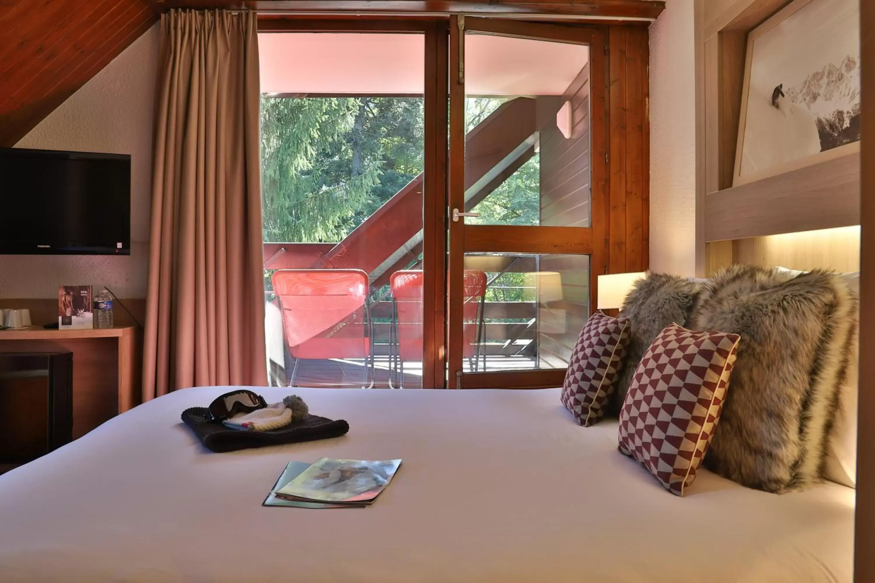 Double Room with Extra Bed in SOWELL HOTELS Mont Blanc et SPA Double Room with Extra Bed in SOWELL HOTELS Mont Blanc et SPA