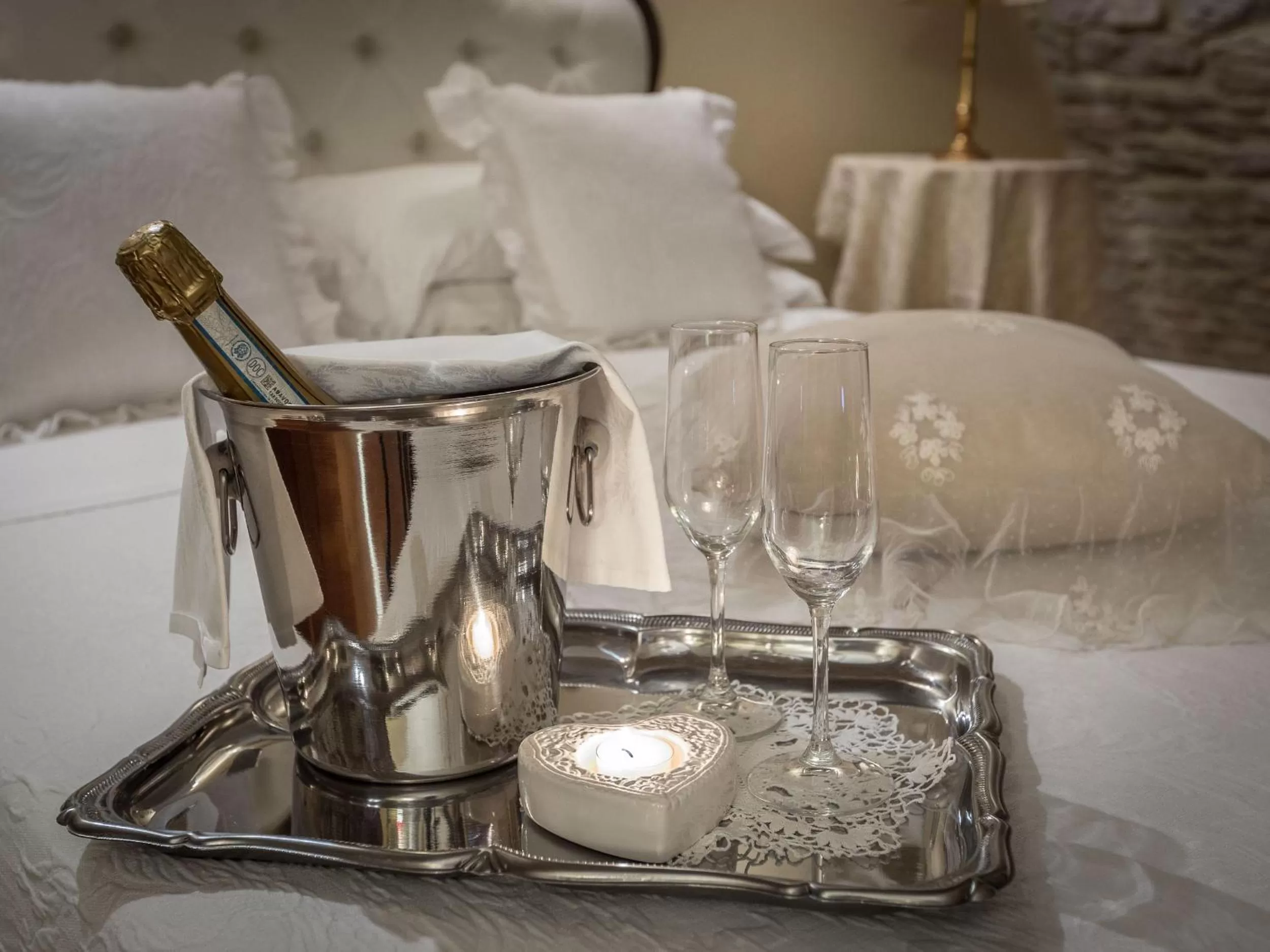 Alcoholic drinks, Bed in Hotel Lieto Soggiorno