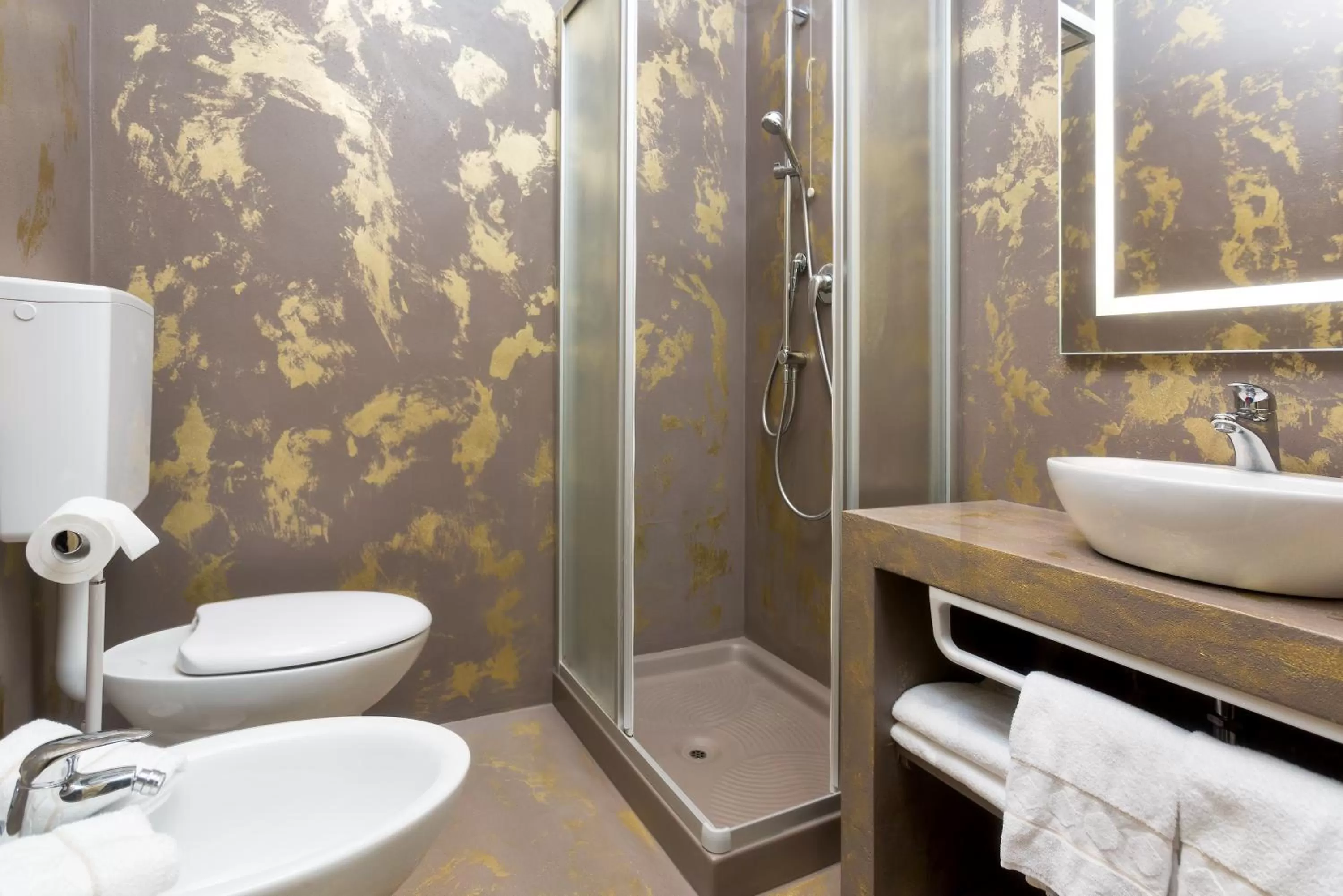 Shower in Hotel Conterie