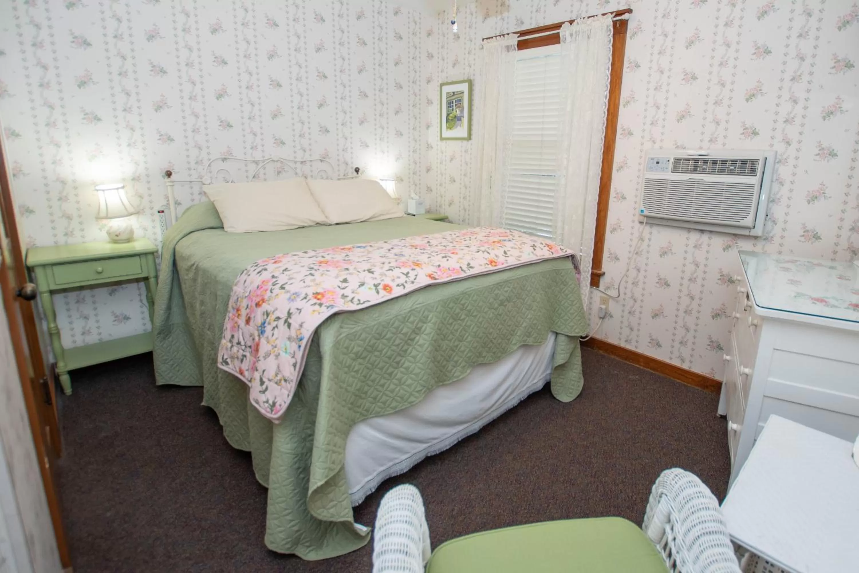 Bed in Terrace Inn and 1911 Restaurant