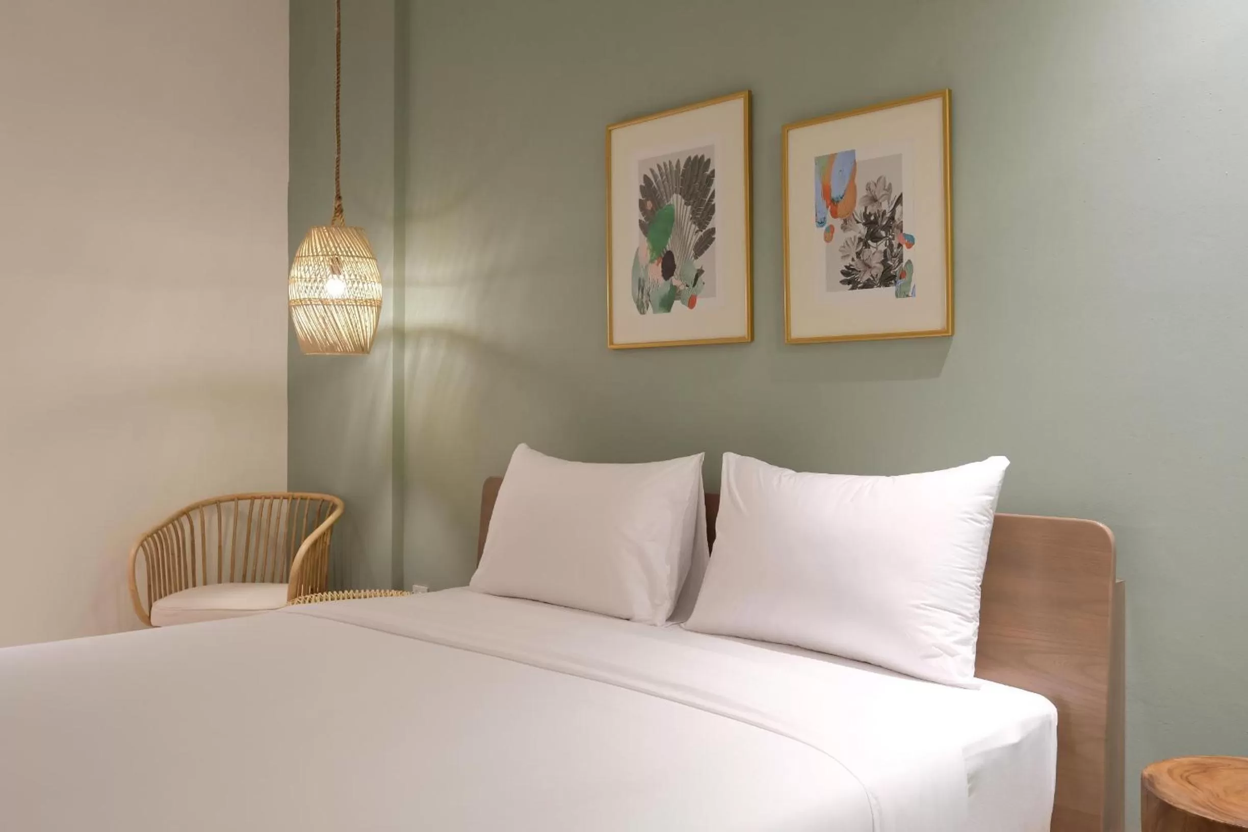 Bed in La Boheme, Rooms and Coffee