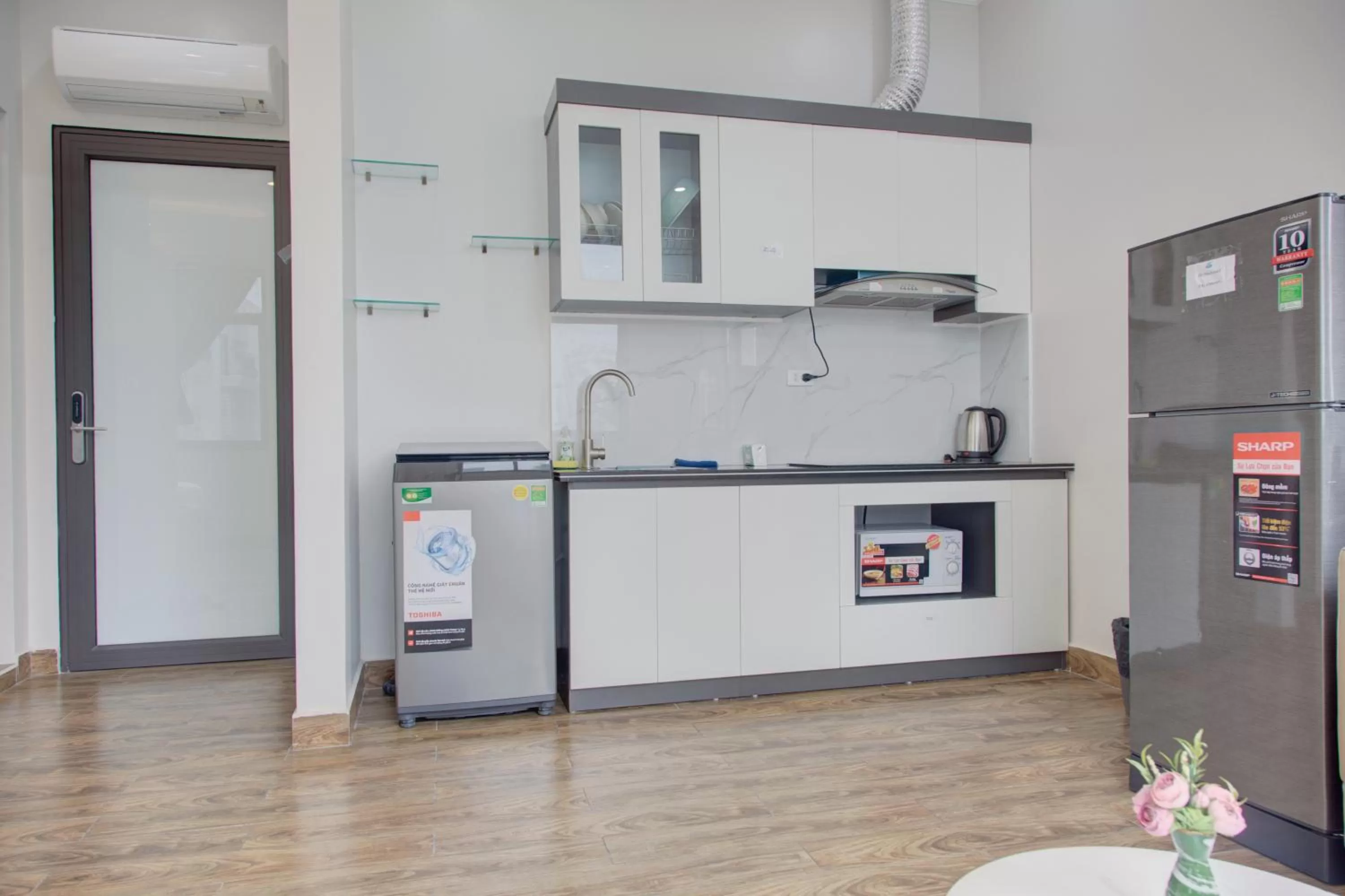 Kitchen or kitchenette, Kitchen/Kitchenette in The Flamboyant #StayWork Vinhomes Marina