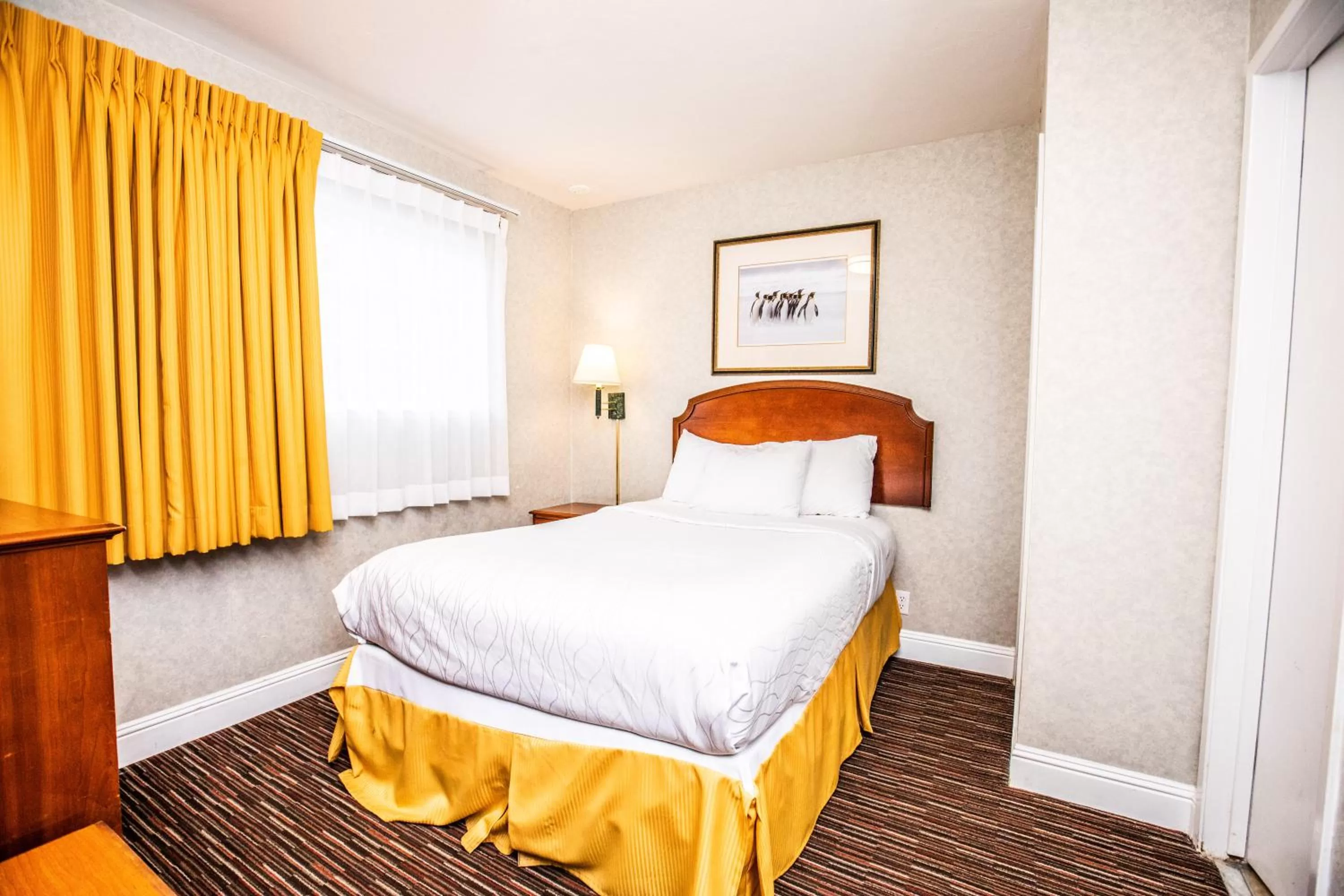 Photo of the whole room, Bed in Pelican Inn