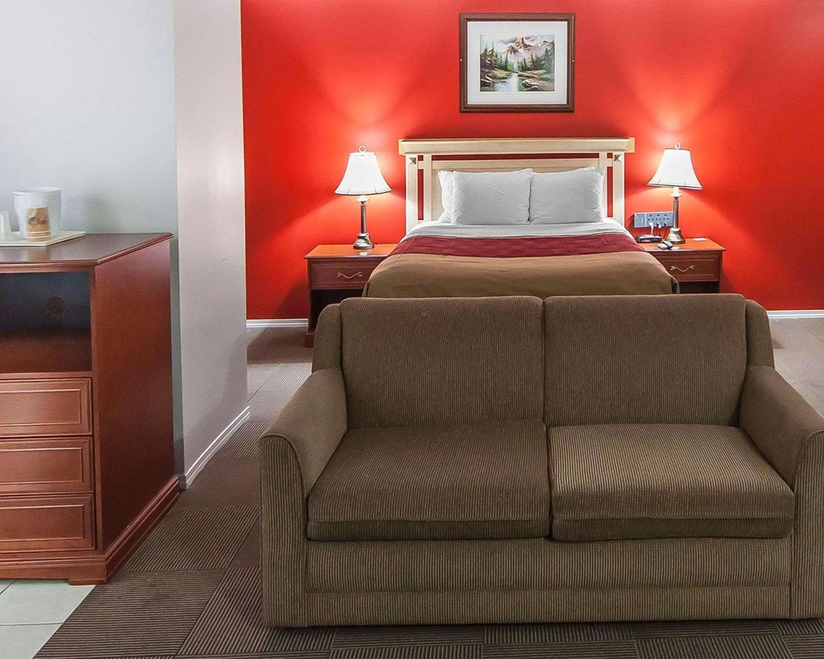 Photo of the whole room, Bed in Econo Lodge Inn & Suites Drumheller