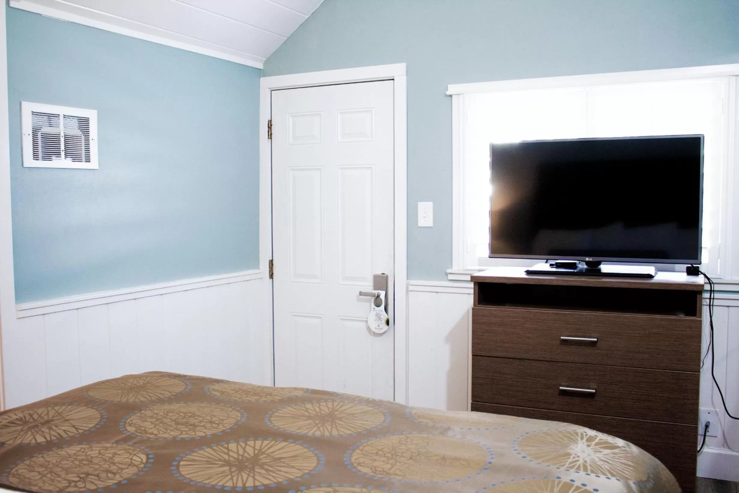 TV and multimedia, Bed in Ocean Echo Inn & Beach Cottages