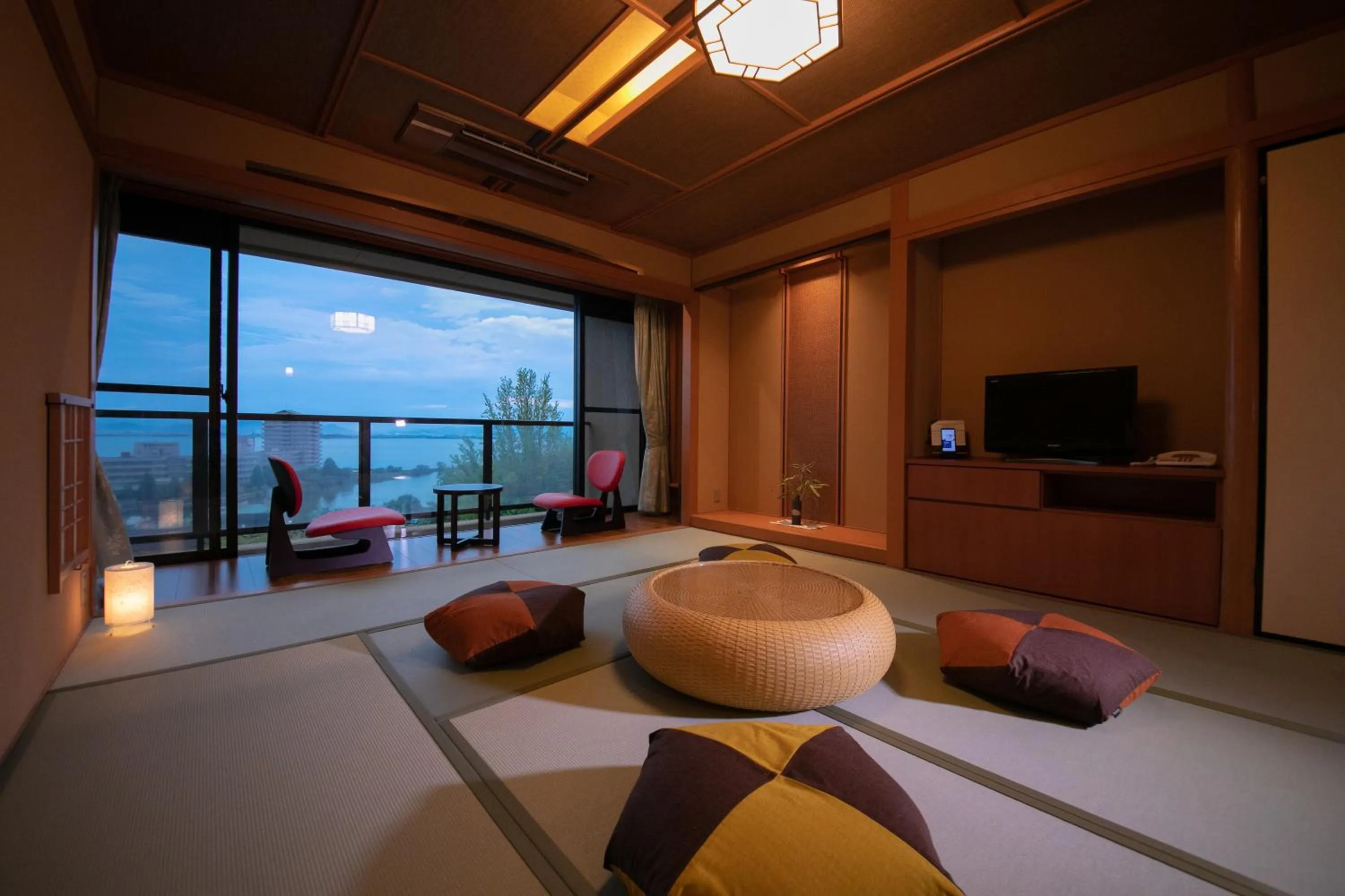 Room with Tatami Area and Open-Air Bath in Biwako Hanakaido