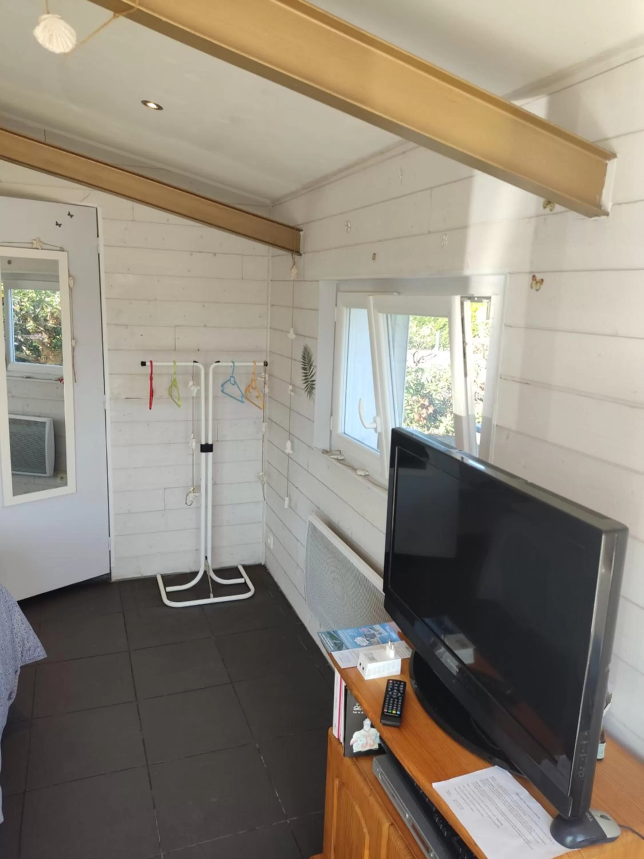 TV and multimedia, TV/Entertainment Center in Chez Daniel & Catherine