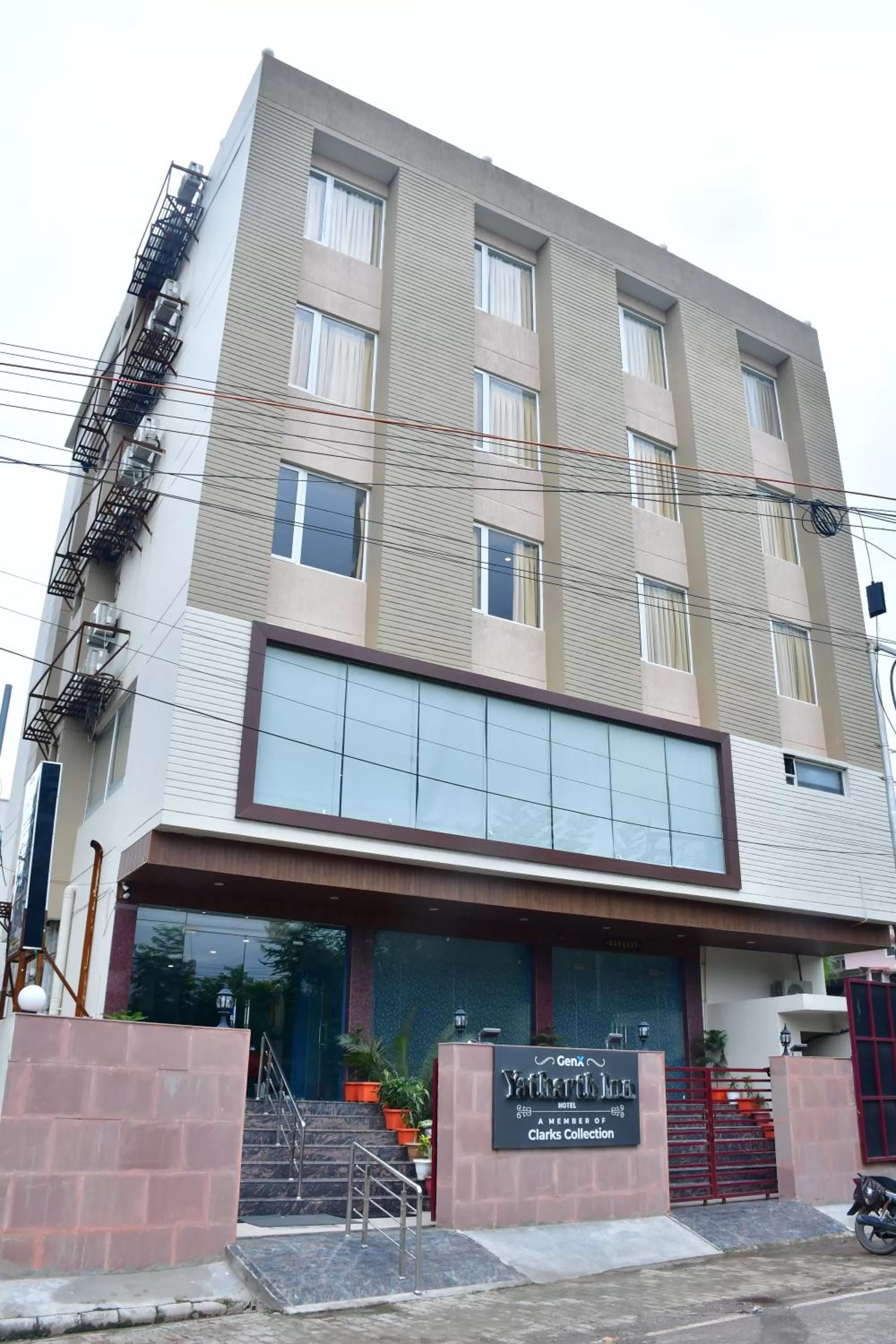 Facade/entrance in Hotel Yatharth Inn