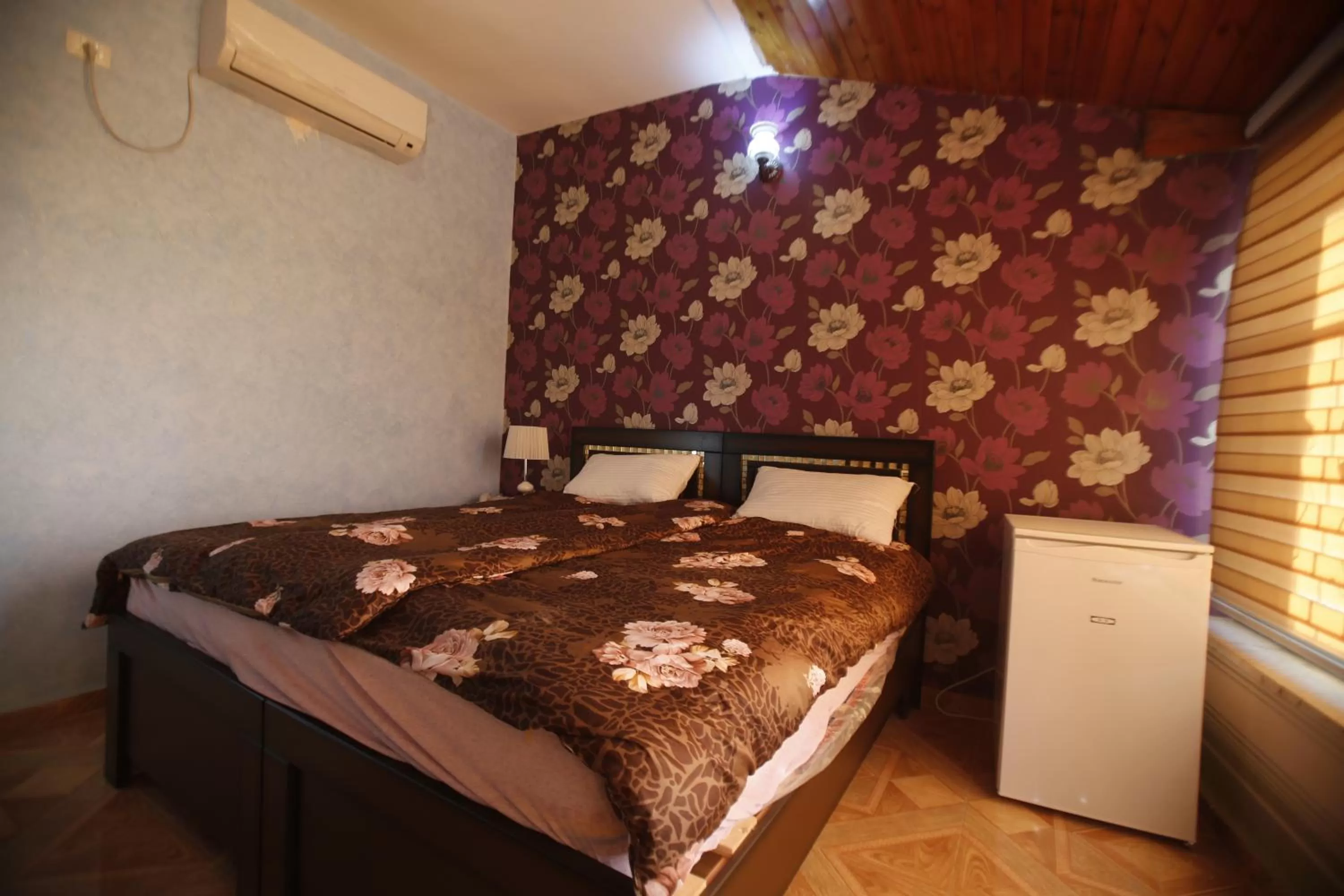 Restaurant/places to eat, Bed in Isra Hotel