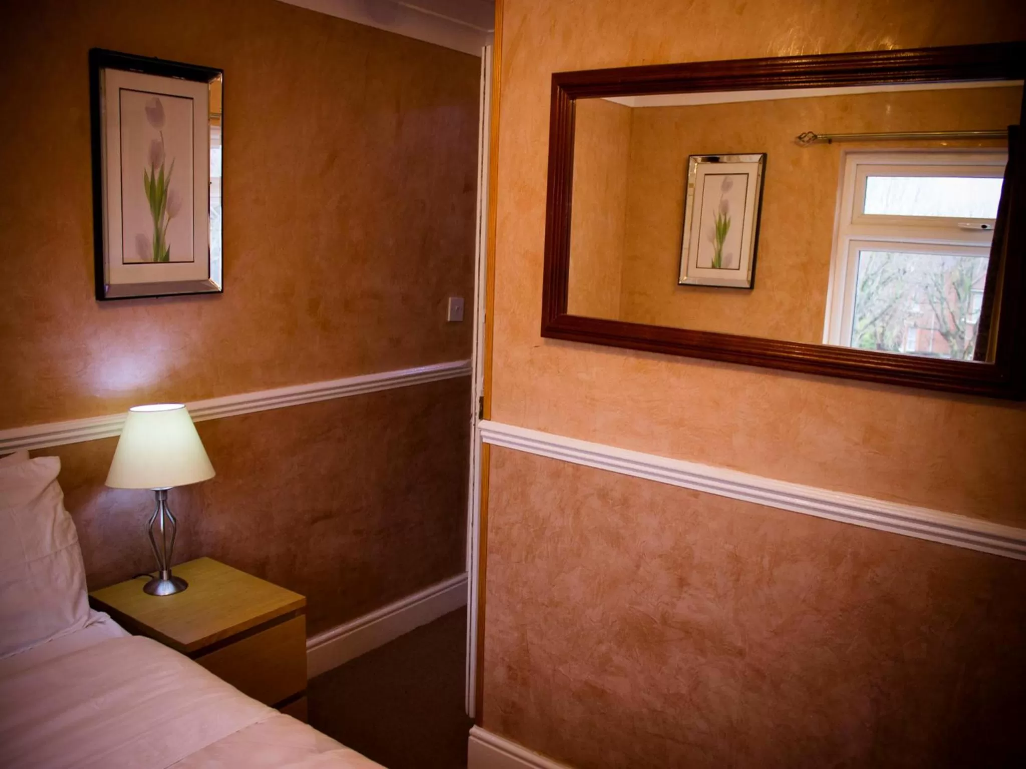 Photo of the whole room, Bed in Cricklewood Lodge Hotel