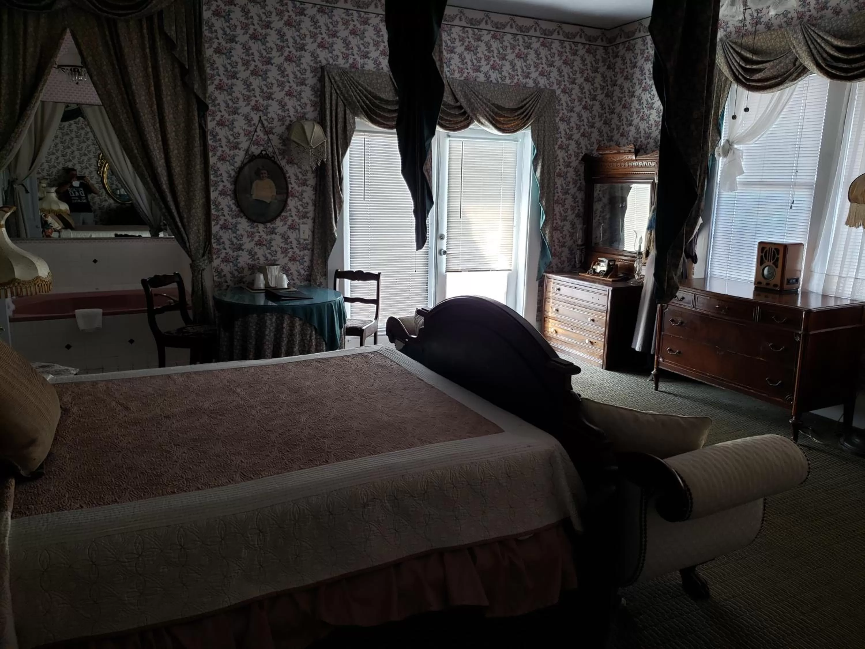 Photo of the whole room, Bed in Topaz Motel - Flagler Beach