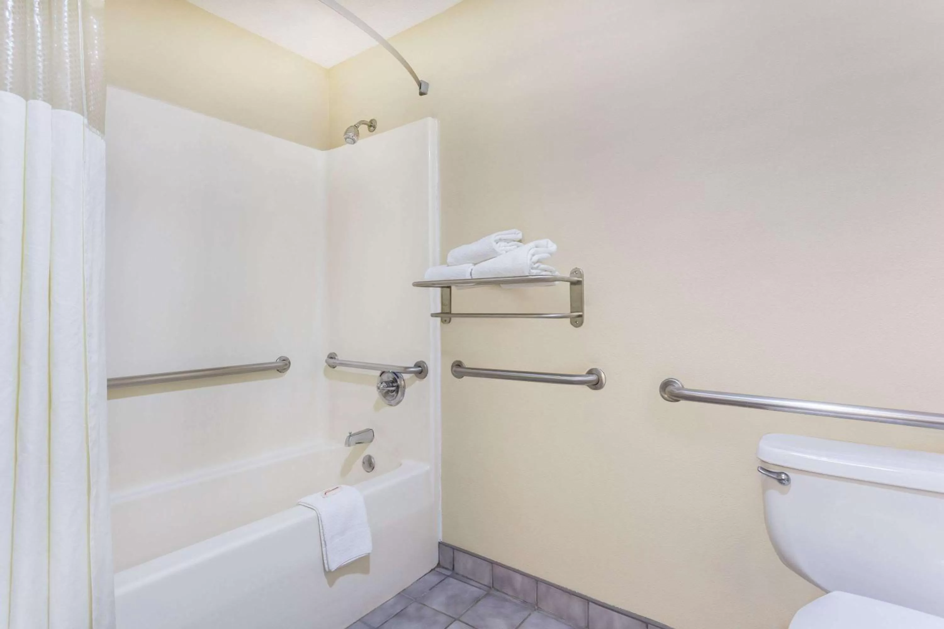 Bathroom in Baymont by Wyndham Bowling Green