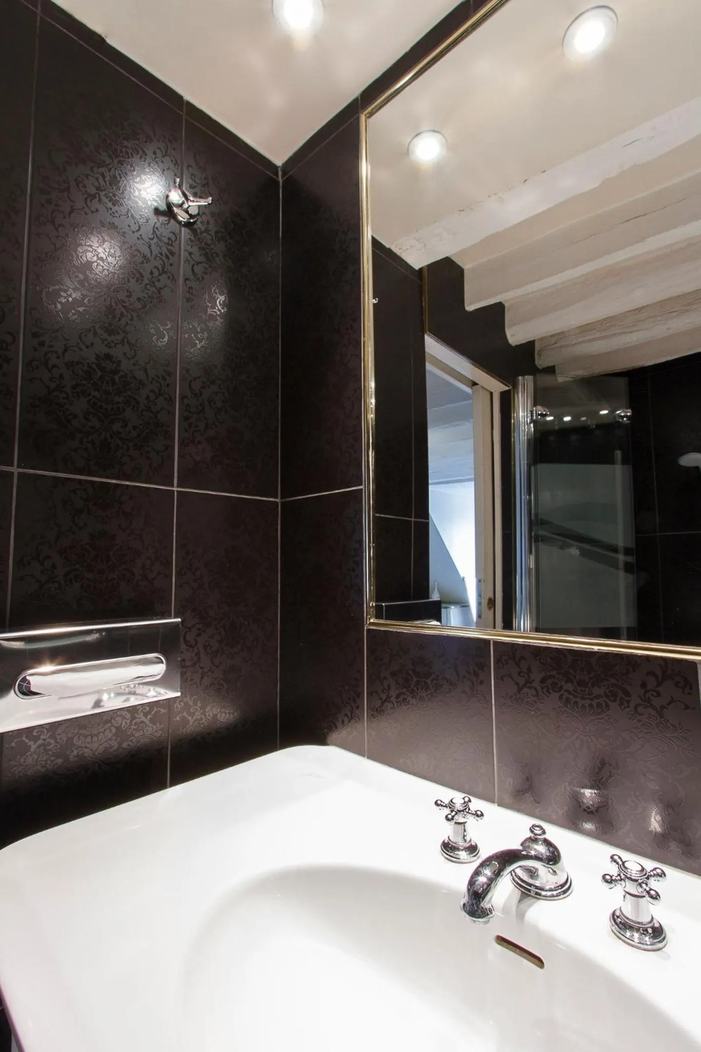 Bathroom in Hôtel Gaillon Opera