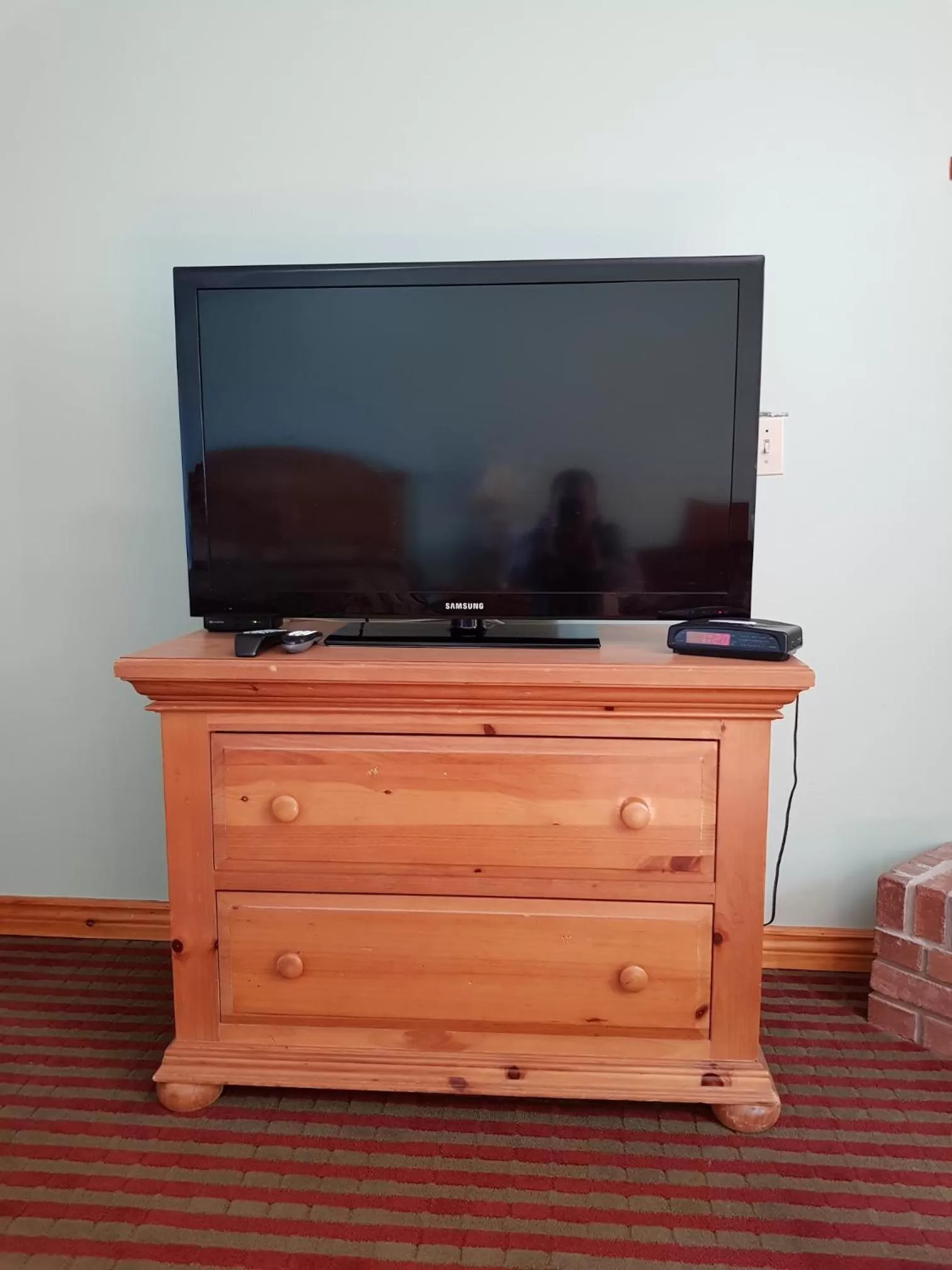 TV and multimedia in Knights Inn Colonial Fireside Inn