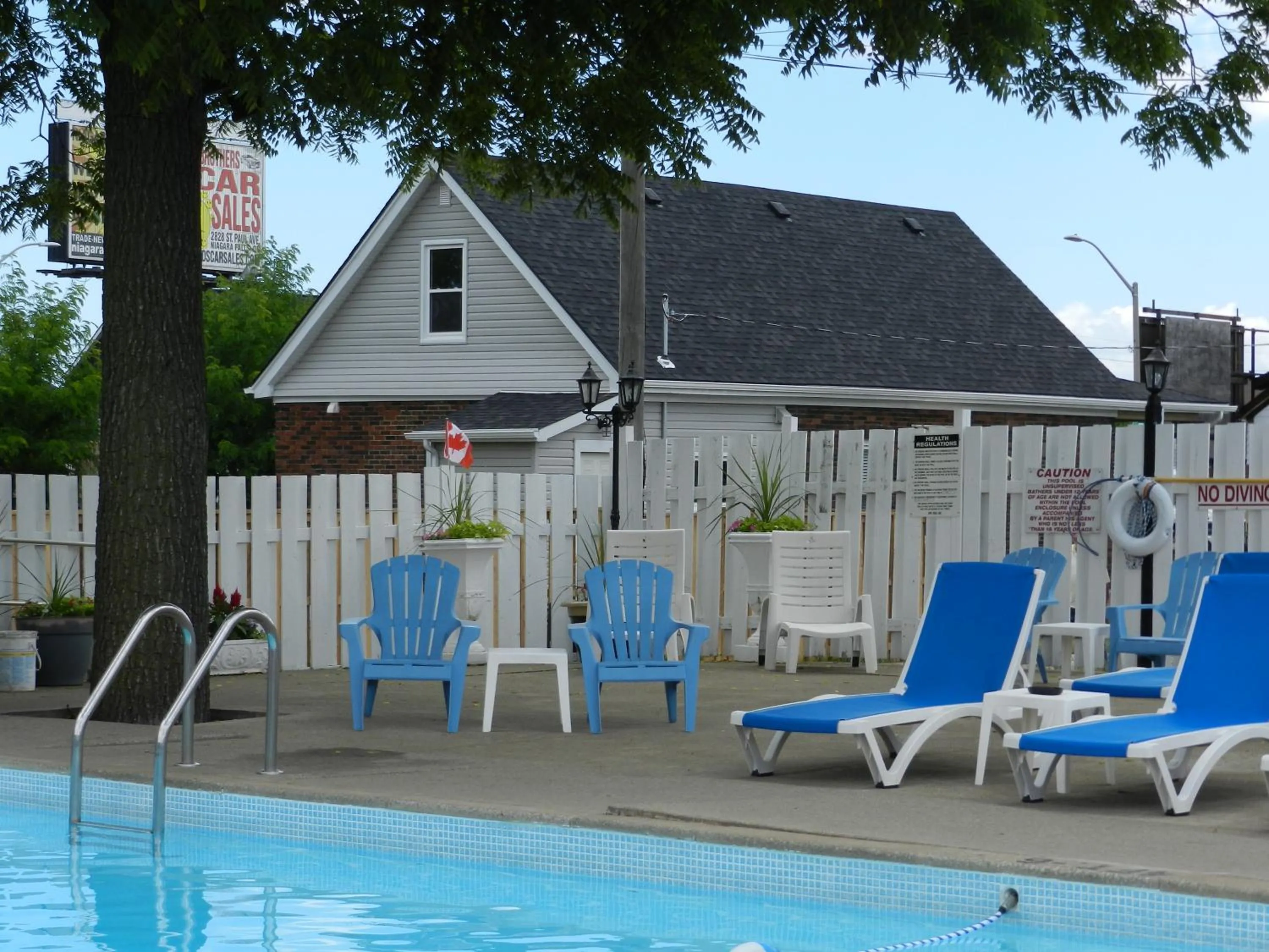 Patio in Kings Inn Near the Falls