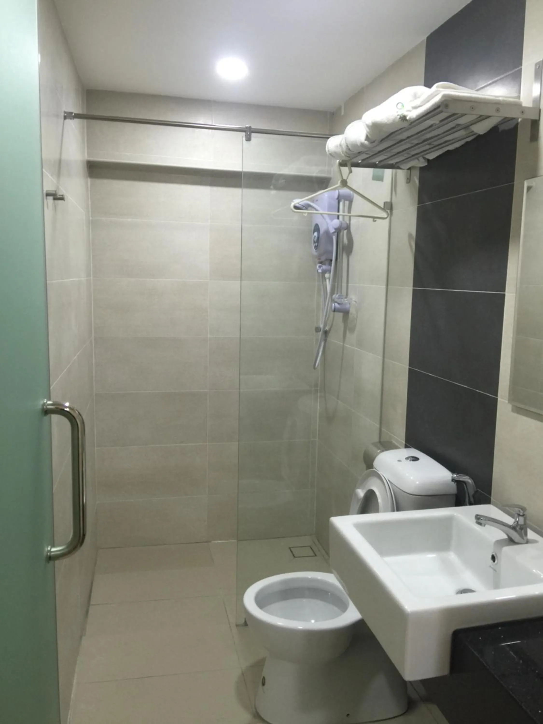 Shower in Apple Inn Hotel