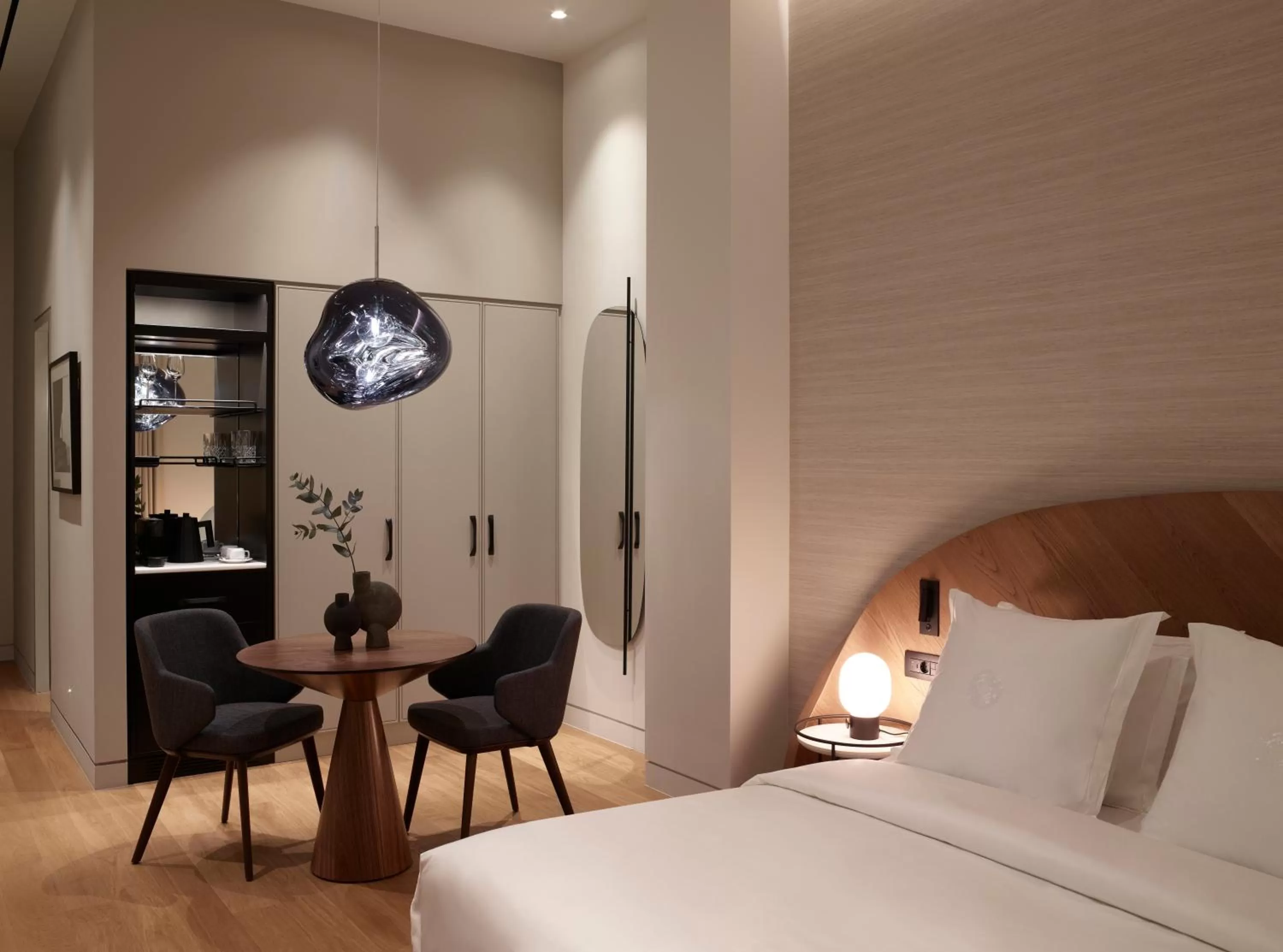 Dining area, Bed in xenodocheio Milos