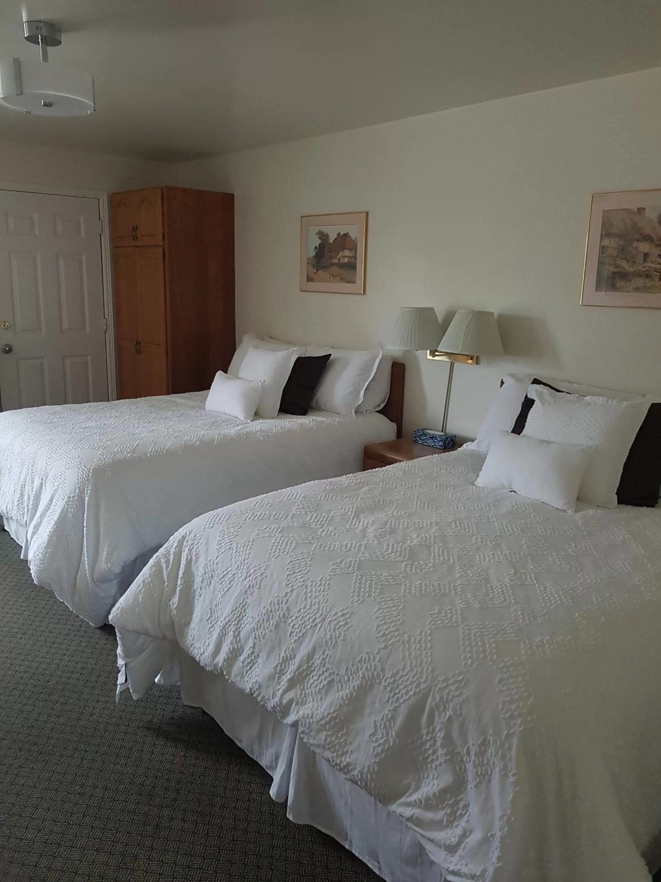 Bed in Covered Bridge Inn & Suites