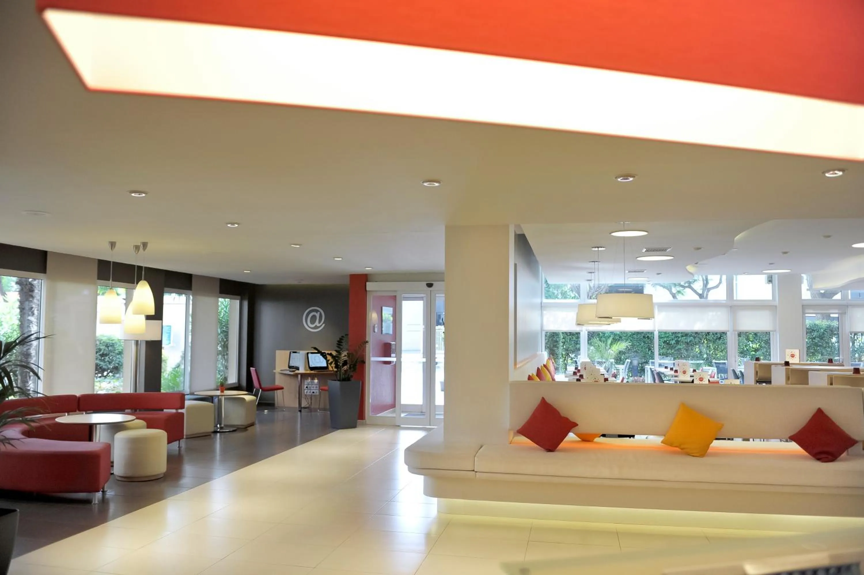 Lobby or reception in Ibis Cornella