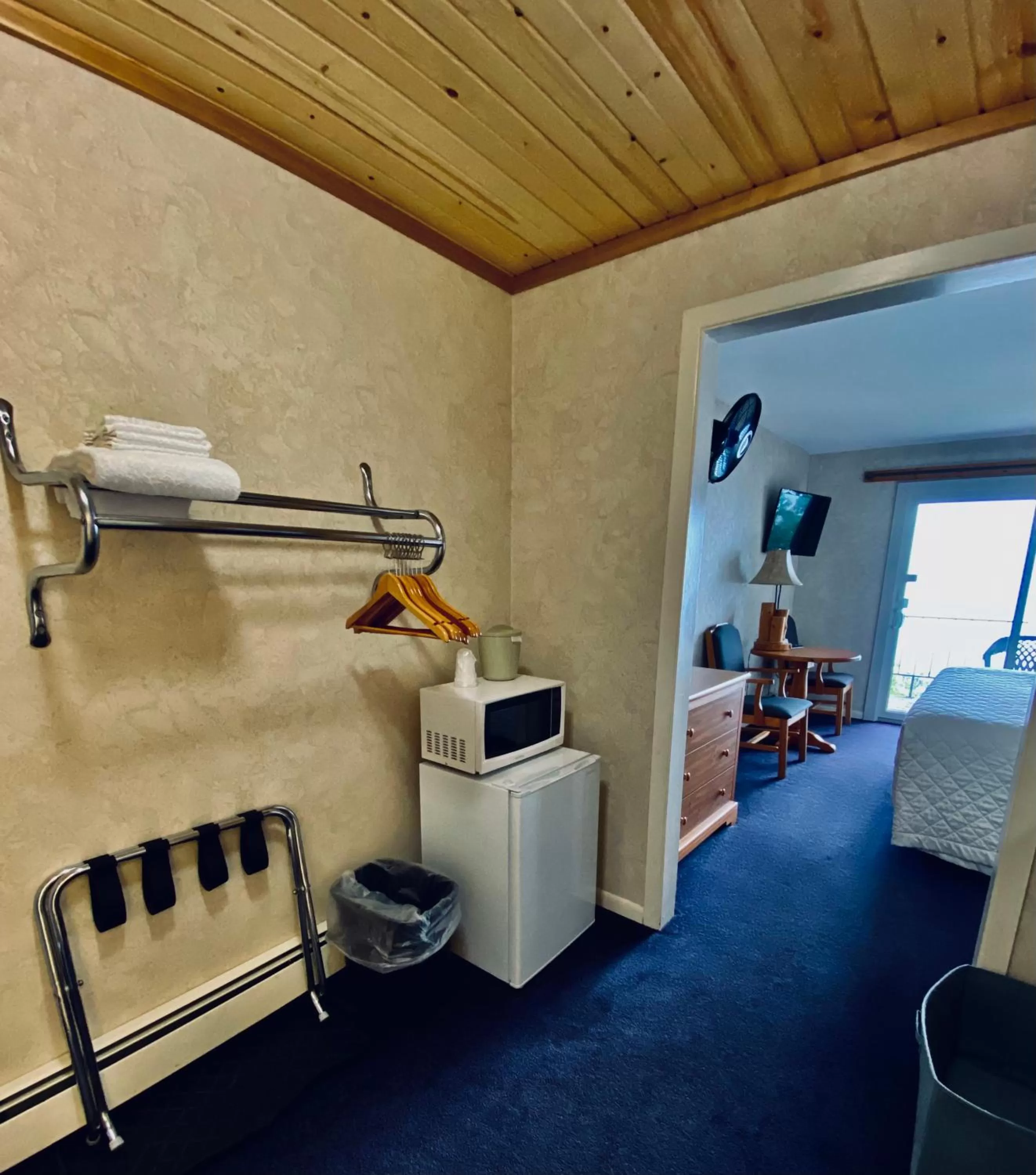 Living room, Seating Area in Cliff Dweller on Lake Superior