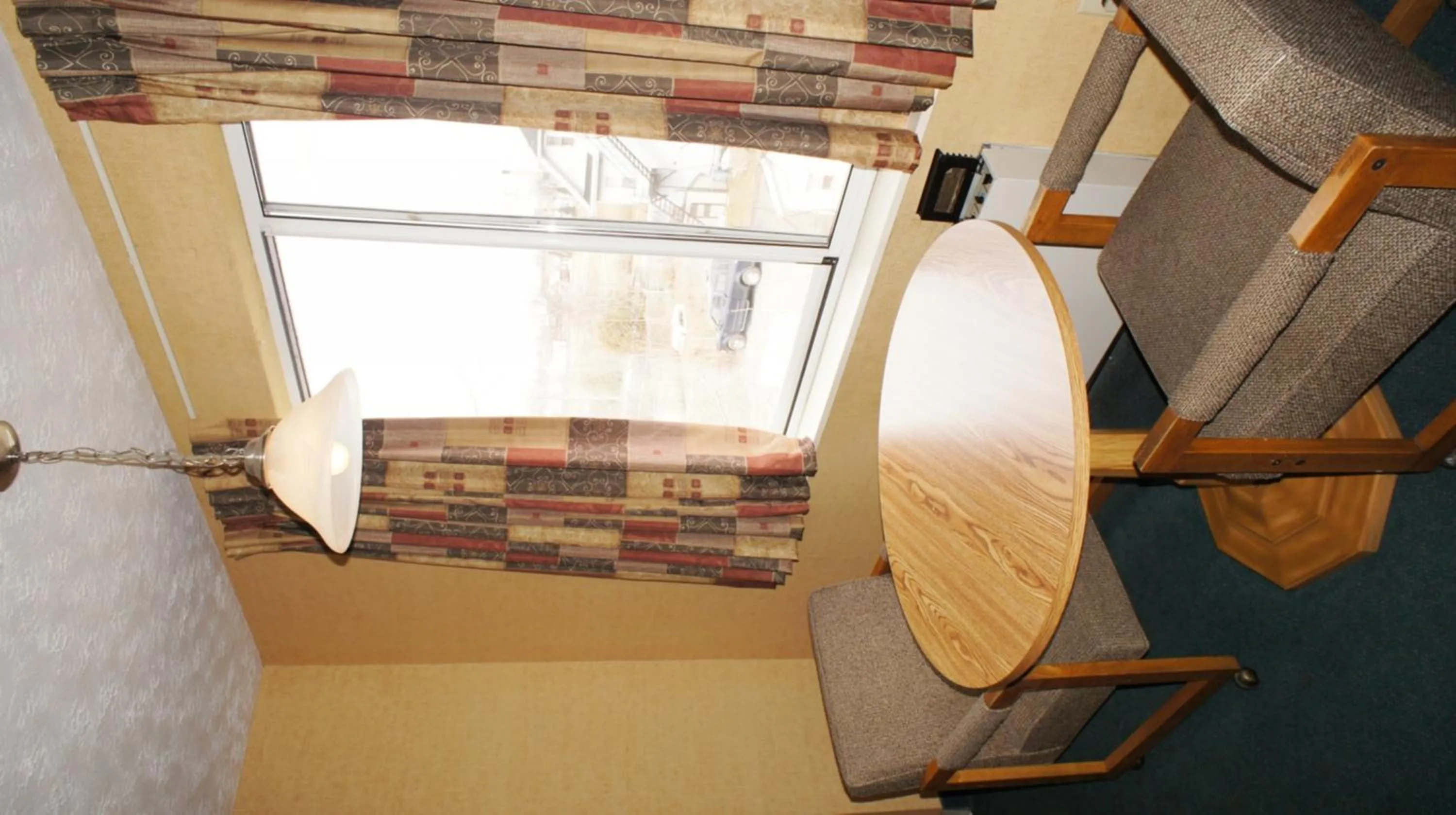 Seating area in Kings Inn Near the Falls