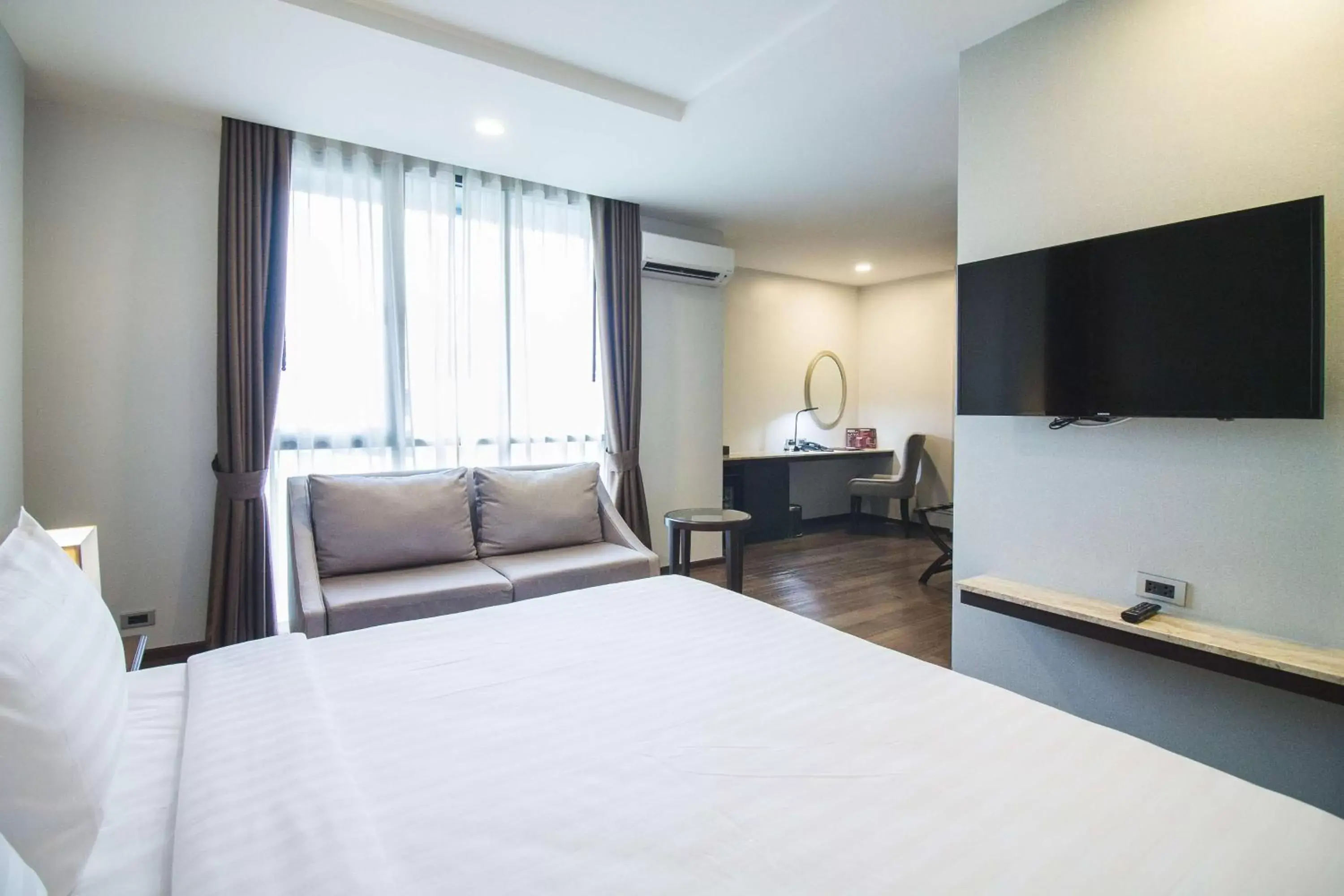 Superior King Room in SureStay Plus by Best Western Sukhumvit 2 Superior King Room in SureStay Plus by Best Western Sukhumvit 2