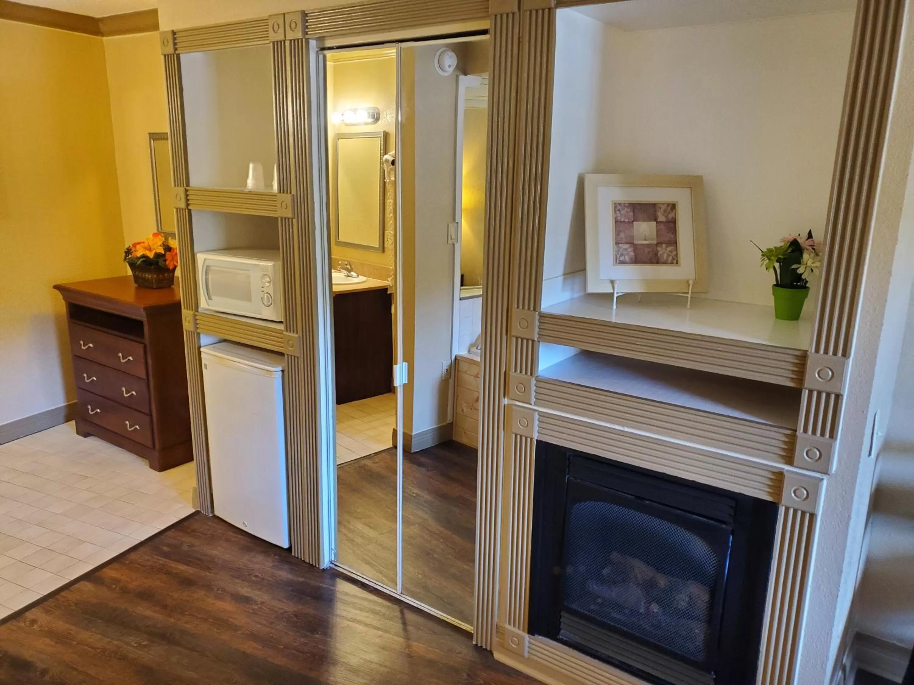 Photo of the whole room in Colonial House Motel