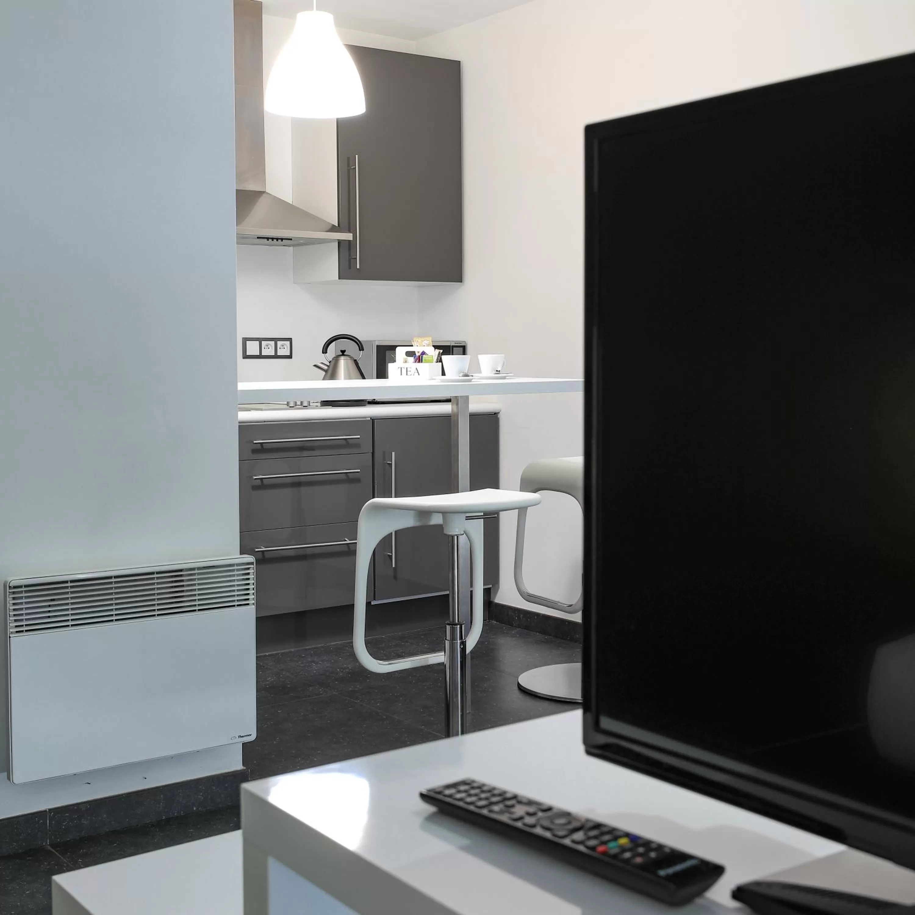 Kitchen or kitchenette, TV/Entertainment Center in Hotel Eden Ardenne