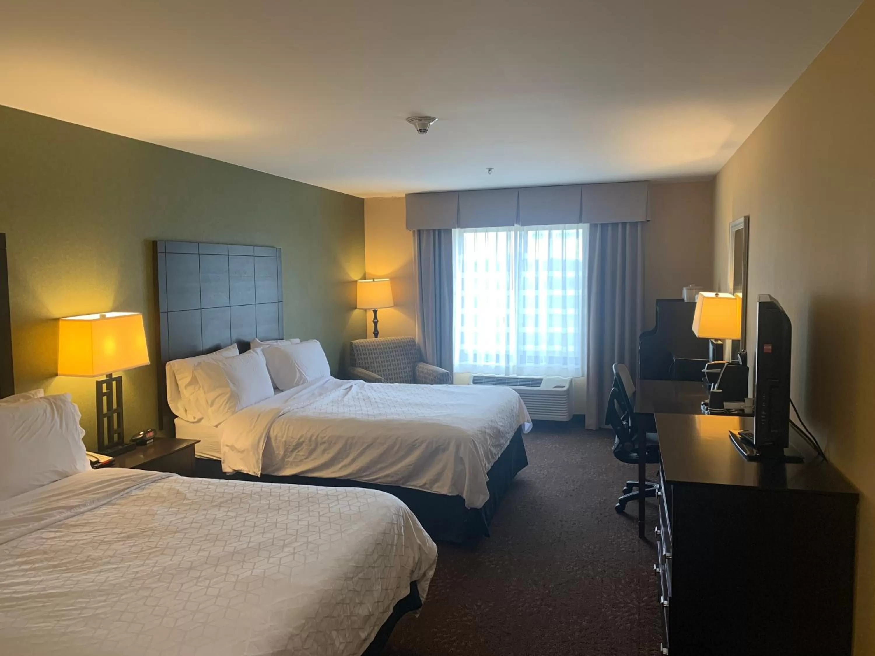 Bed in Holiday Inn Express Hotel & Suites Lansing-Dimondale by IHG