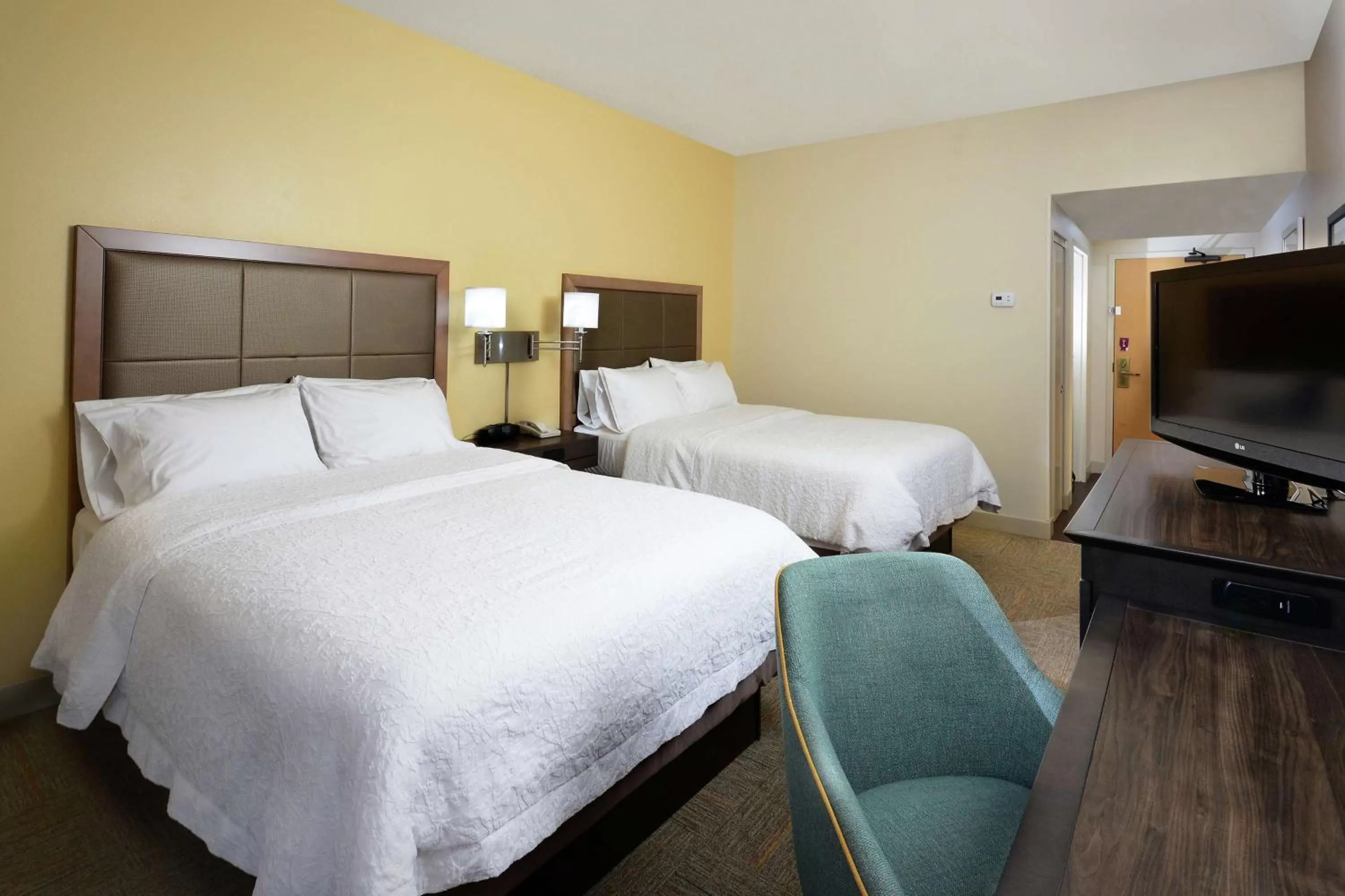 Bedroom, Bed in Hampton Inn Martinsville