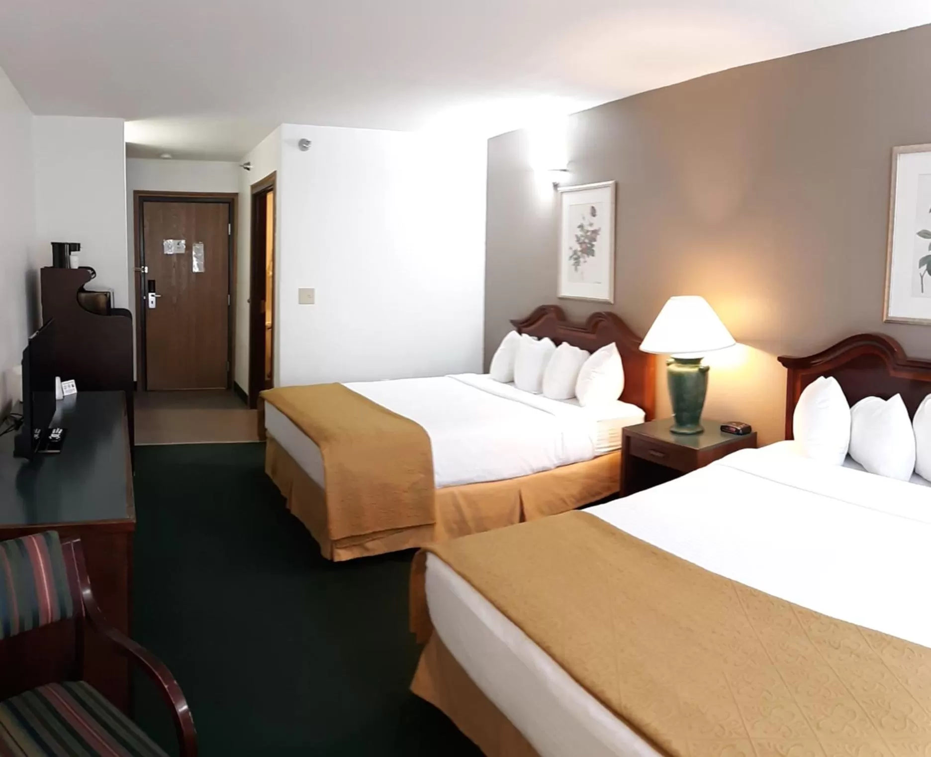 Bedroom, Bed in Pleasant Moose Lodge