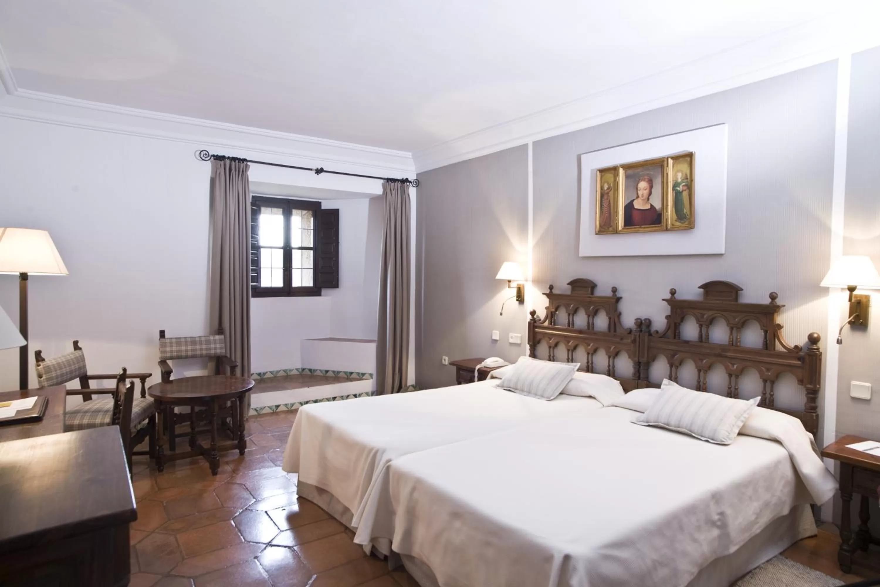 Photo of the whole room, Bed in Parador de Siguenza