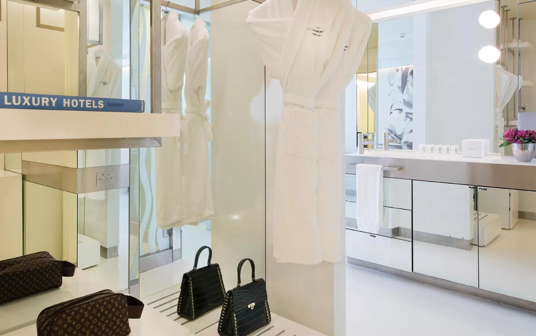 Bathroom, Kitchen/Kitchenette in The Mirror Barcelona - Adults Only