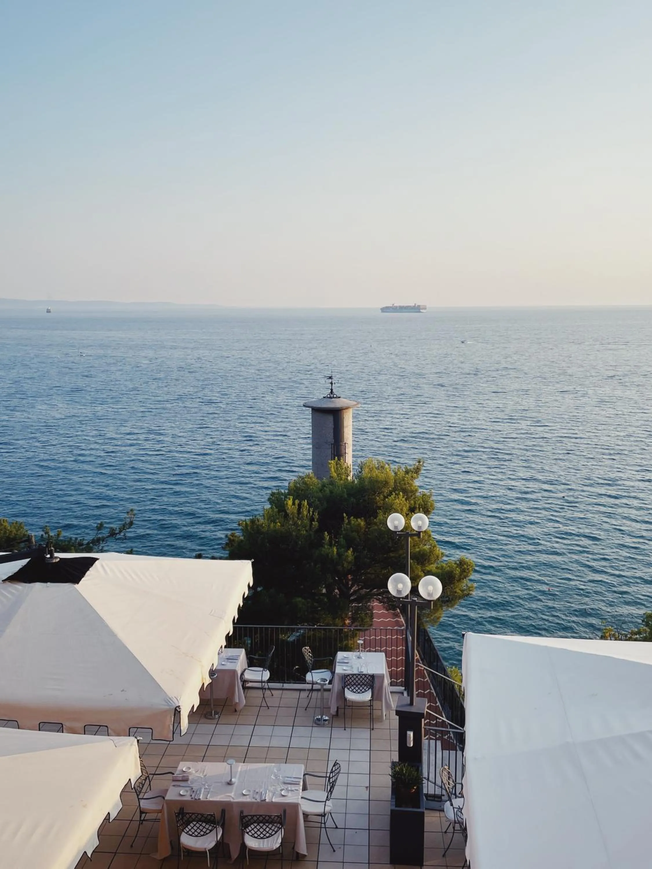 Restaurant/places to eat in Hotel Riviera & Maximilian's