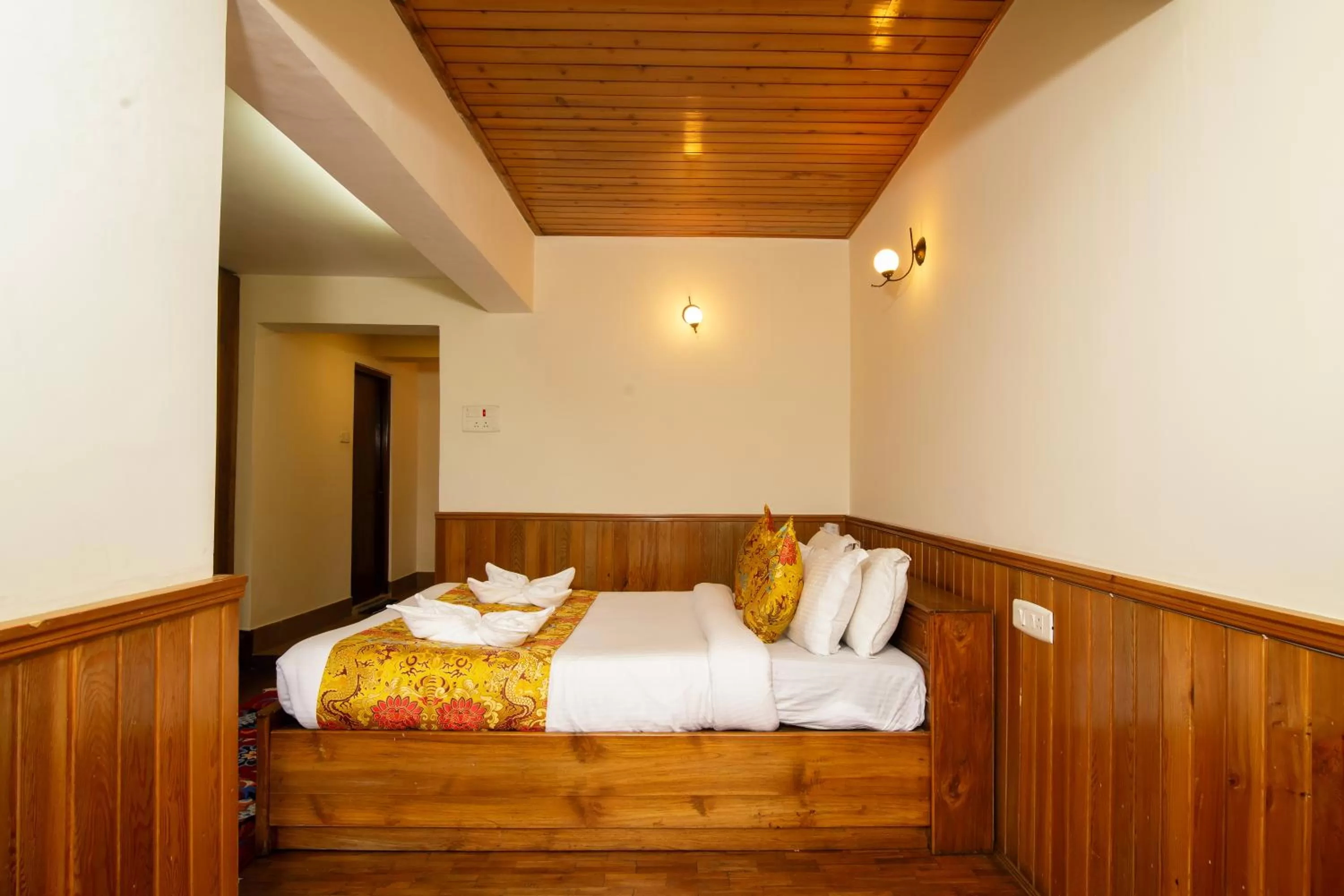 Bed in Muscatel Yavachi - 400 Mts from MG Marg