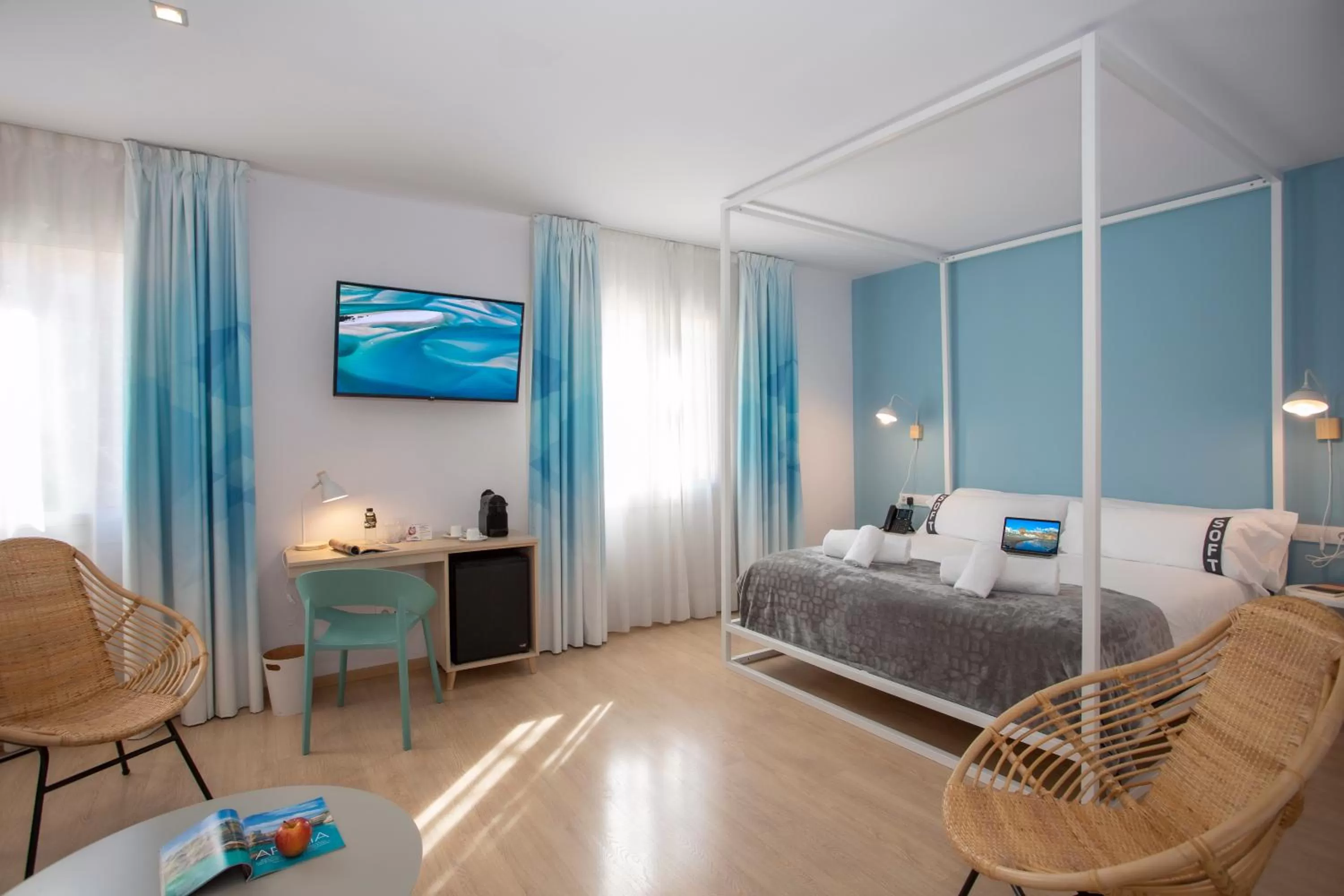 Photo of the whole room, Bed in Casual Colours Barcelona