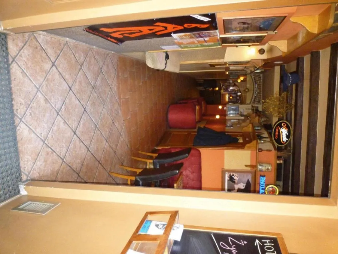 Restaurant/places to eat in Academus Pub & Guest House