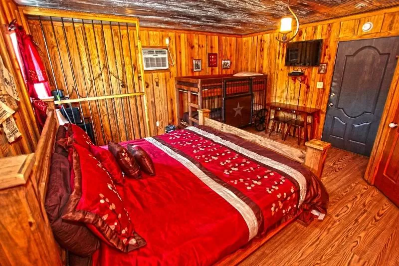 Photo of the whole room in Diamonds Old West