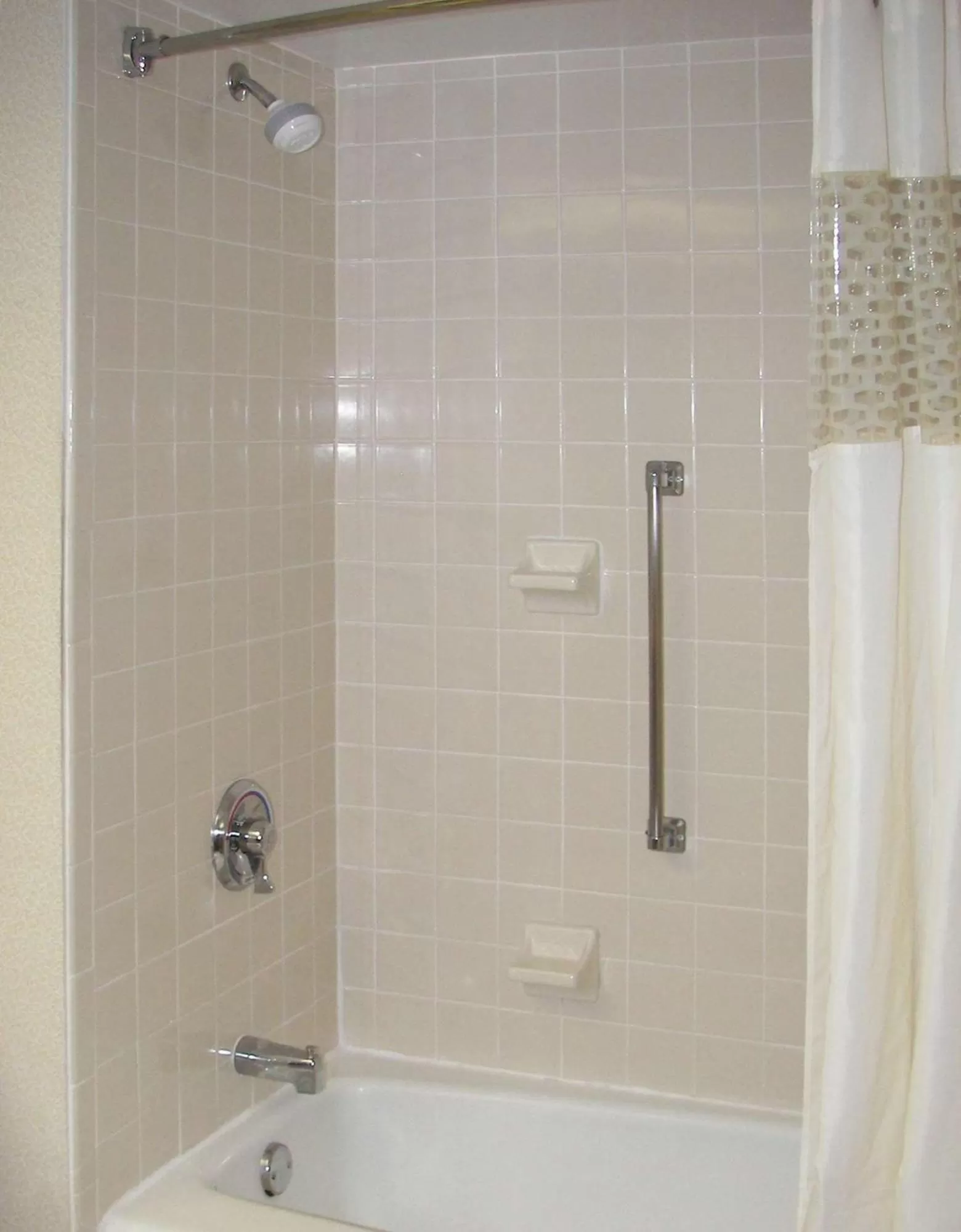 Bed in Hampton Inn Milwaukee Northwest