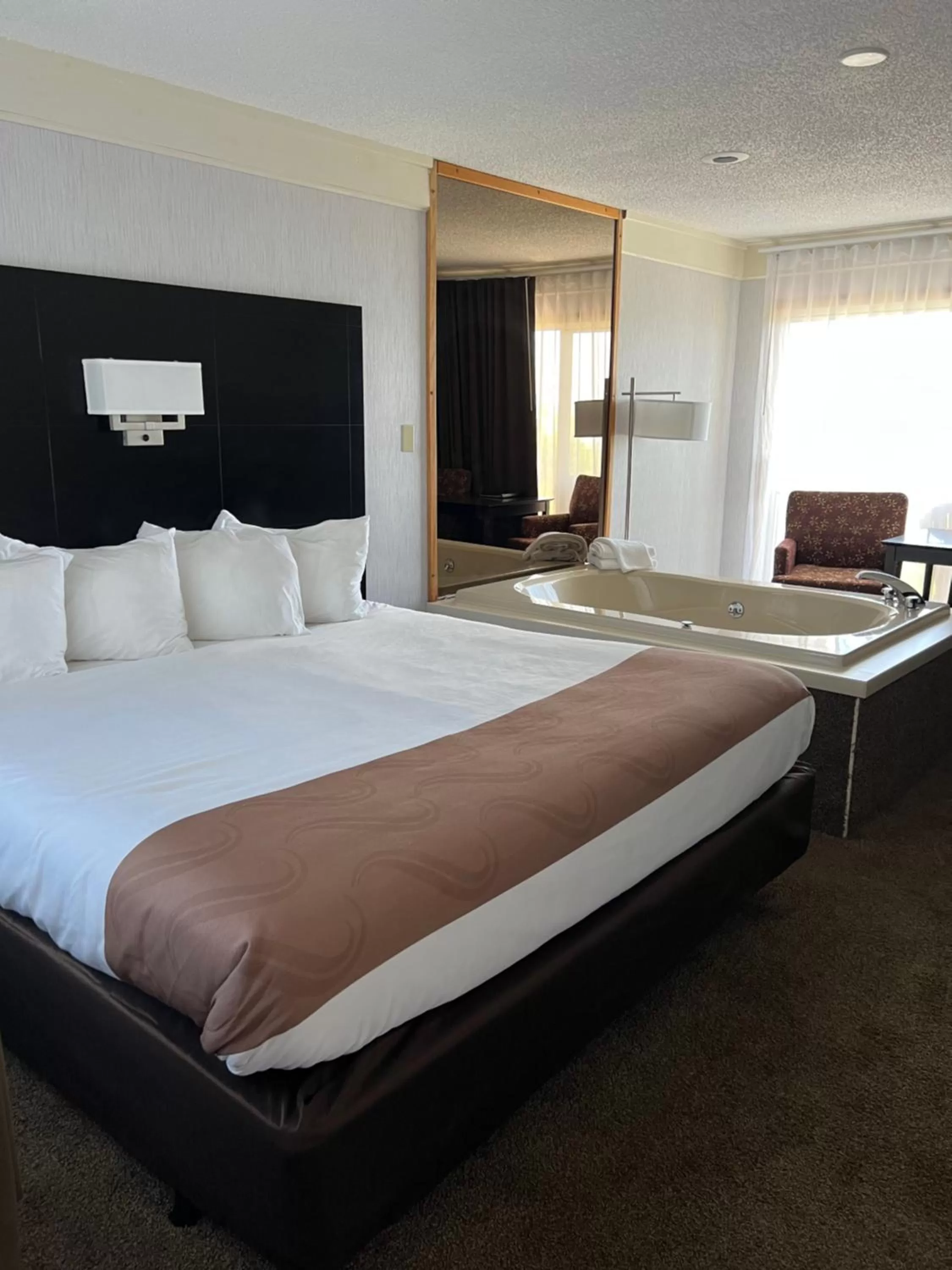 Photo of the whole room, Bed in Quality Inn Lakefront